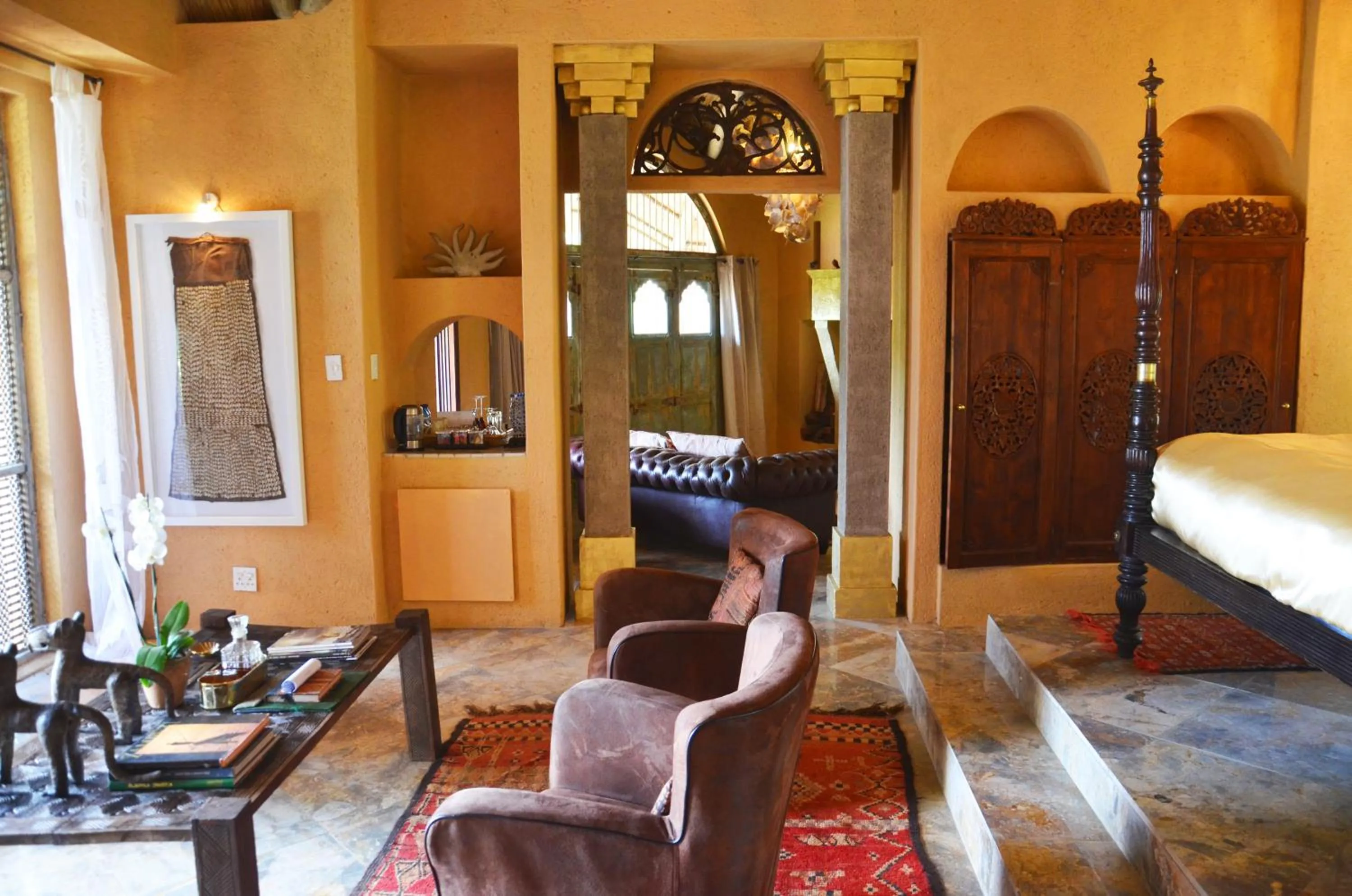 Seating area, Bed in Timamoon Lodge