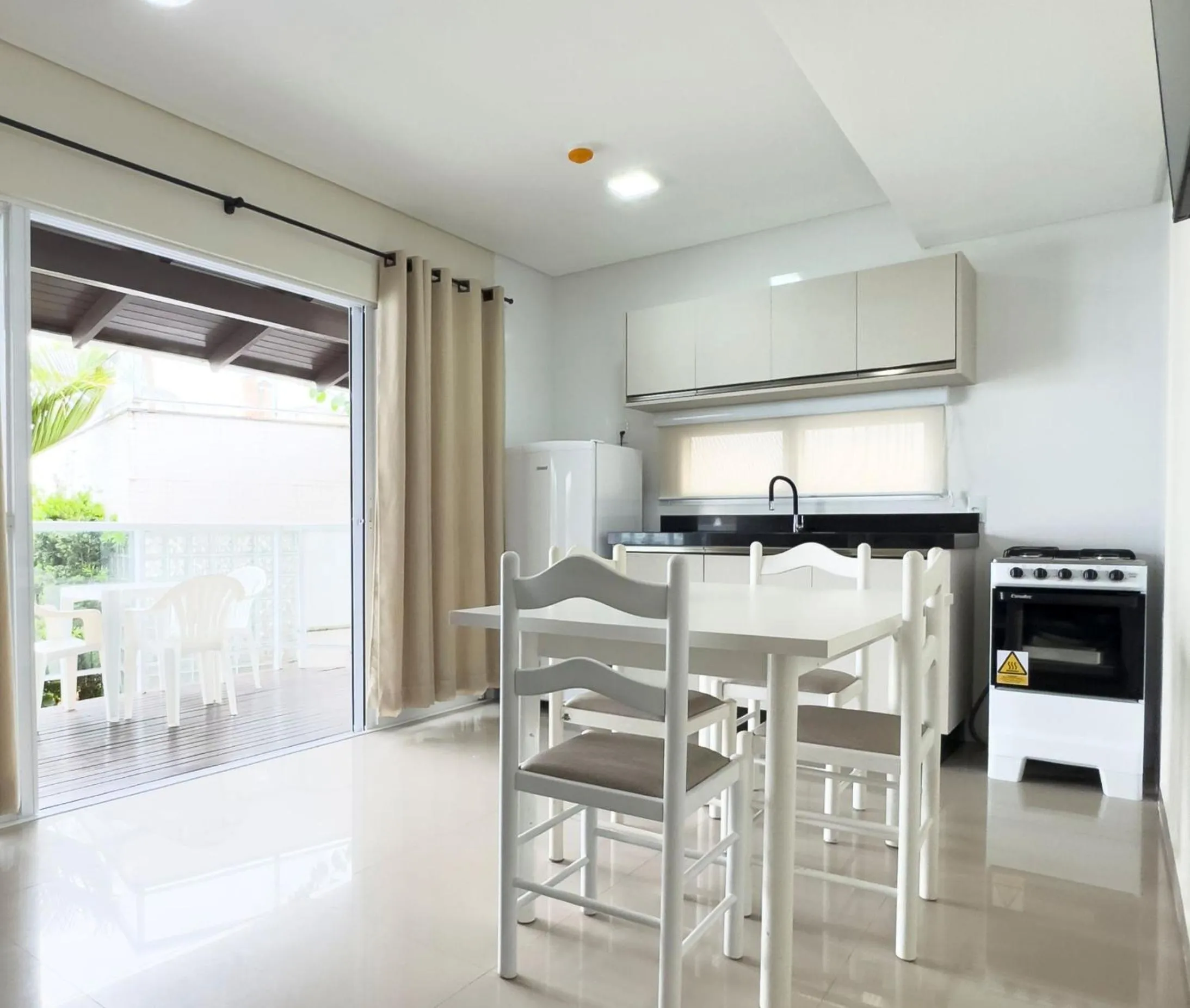 Kitchen or kitchenette in Bombinhas Tourist Apart