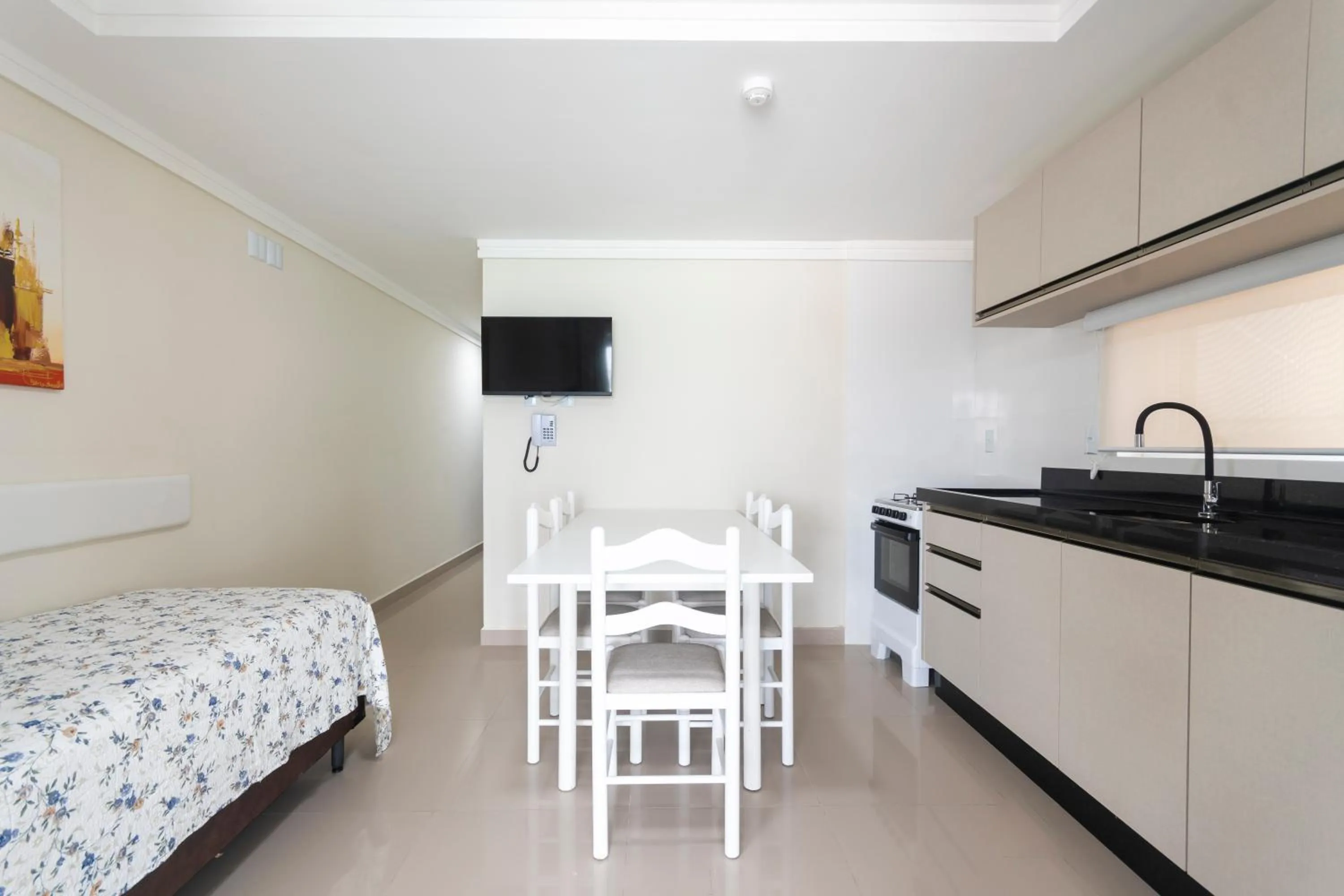 Kitchen or kitchenette, Bed in Bombinhas Tourist Apart