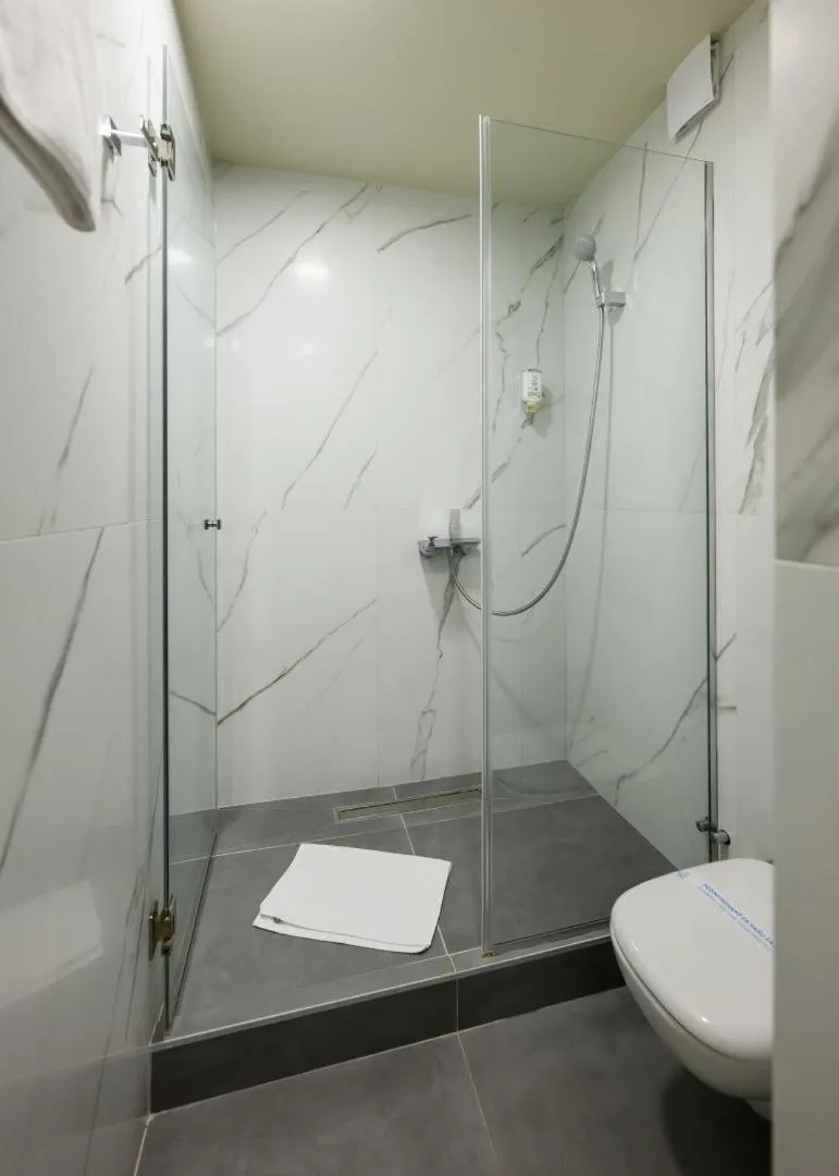Shower in ArtLoft Garni Hotel