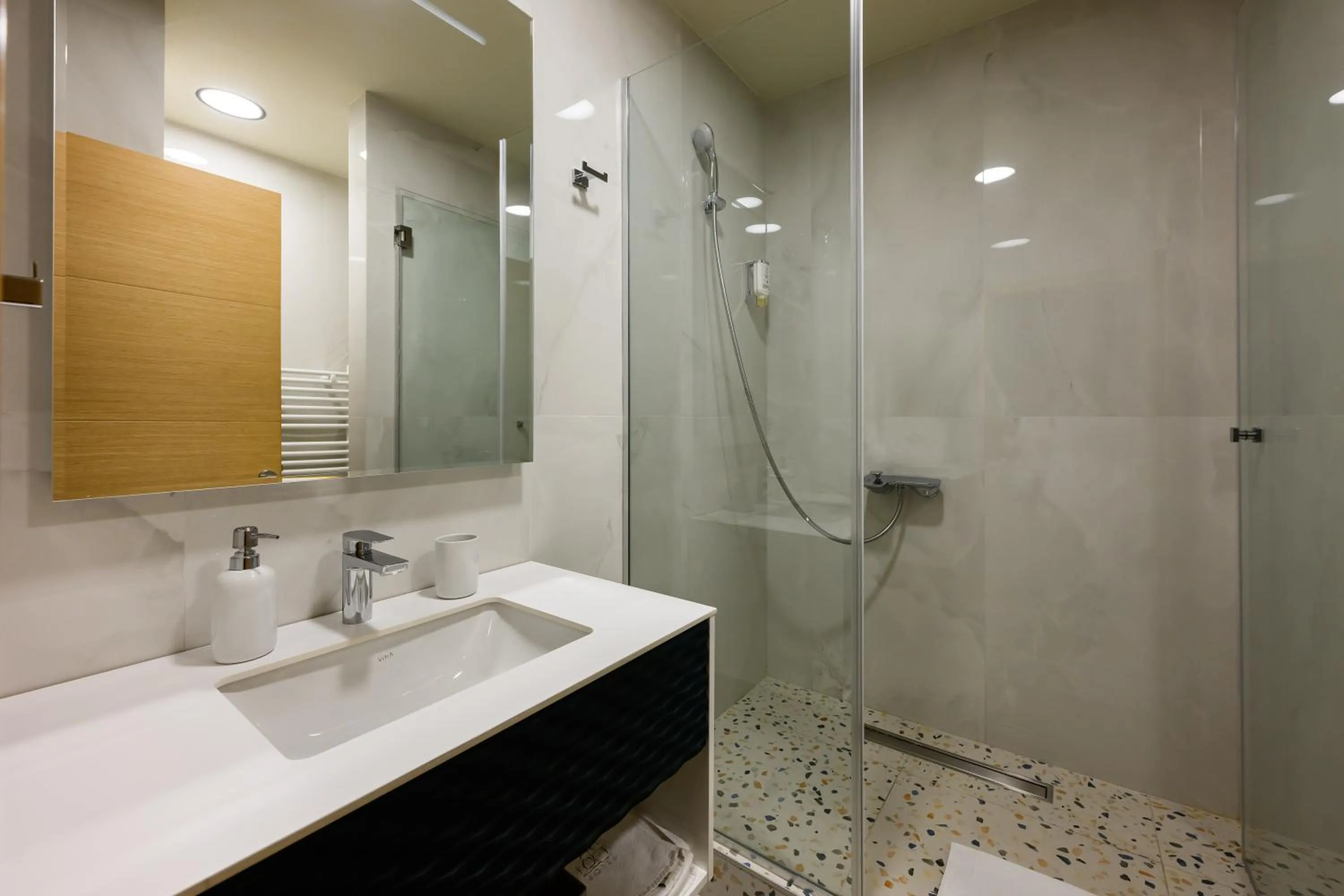 Shower in ArtLoft Garni Hotel