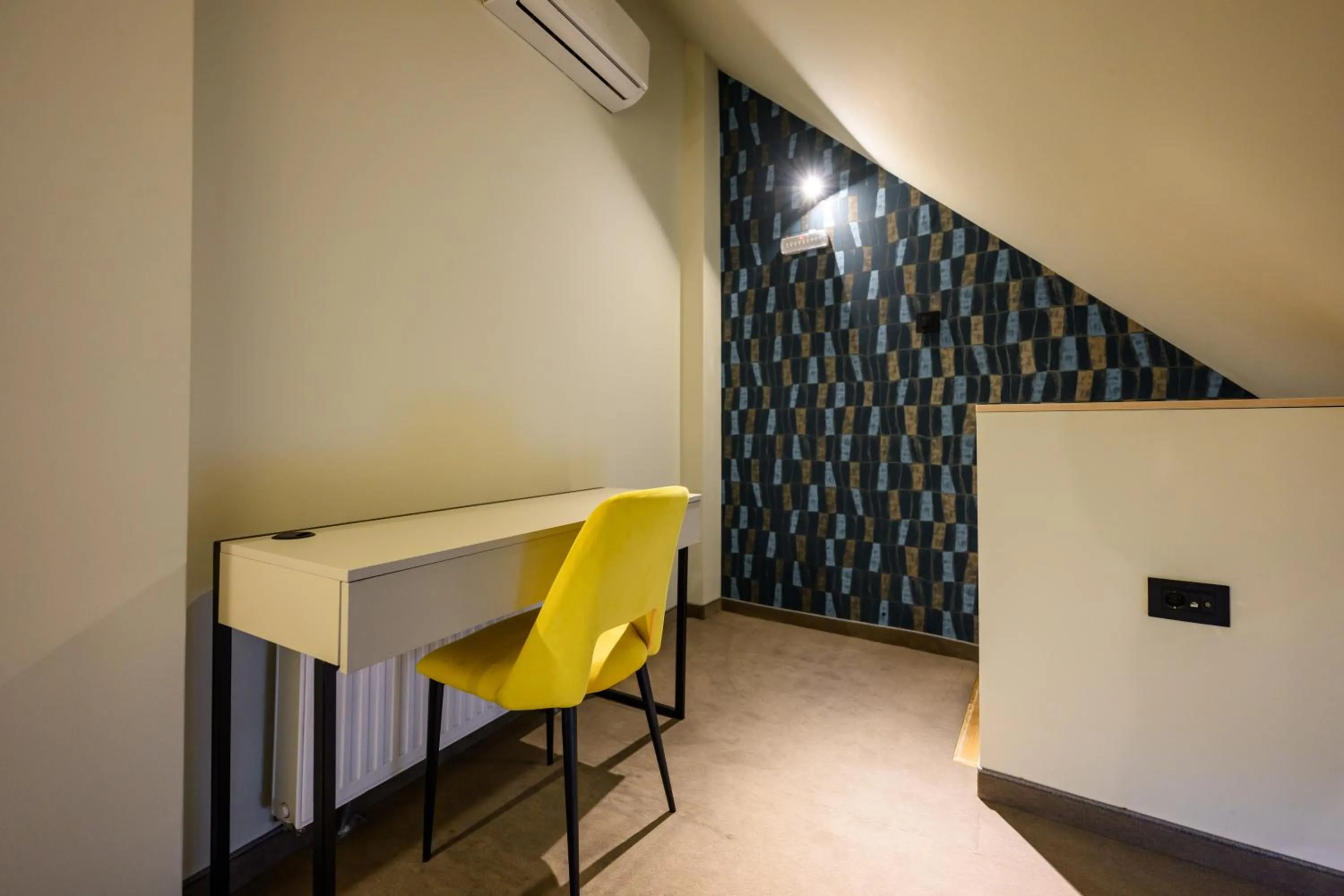 air conditioner, Bed in ArtLoft Garni Hotel