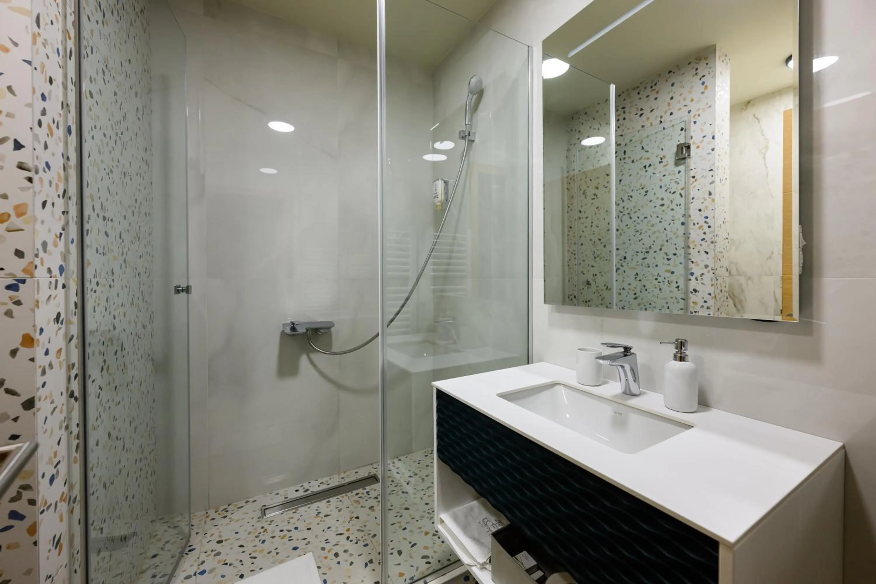Shower in ArtLoft Garni Hotel