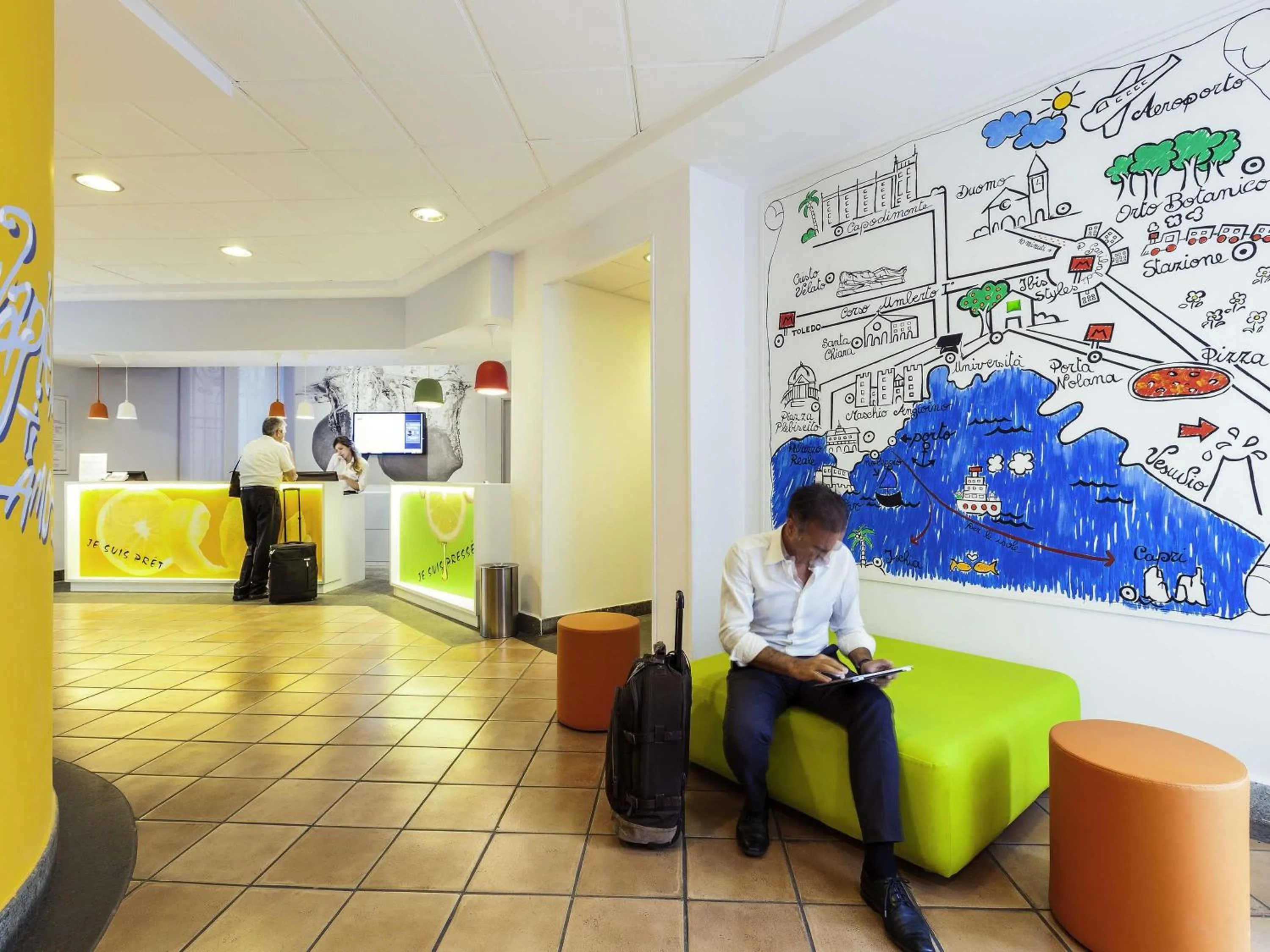 Lounge or bar in Ibis Styles Napoli Garibaldi