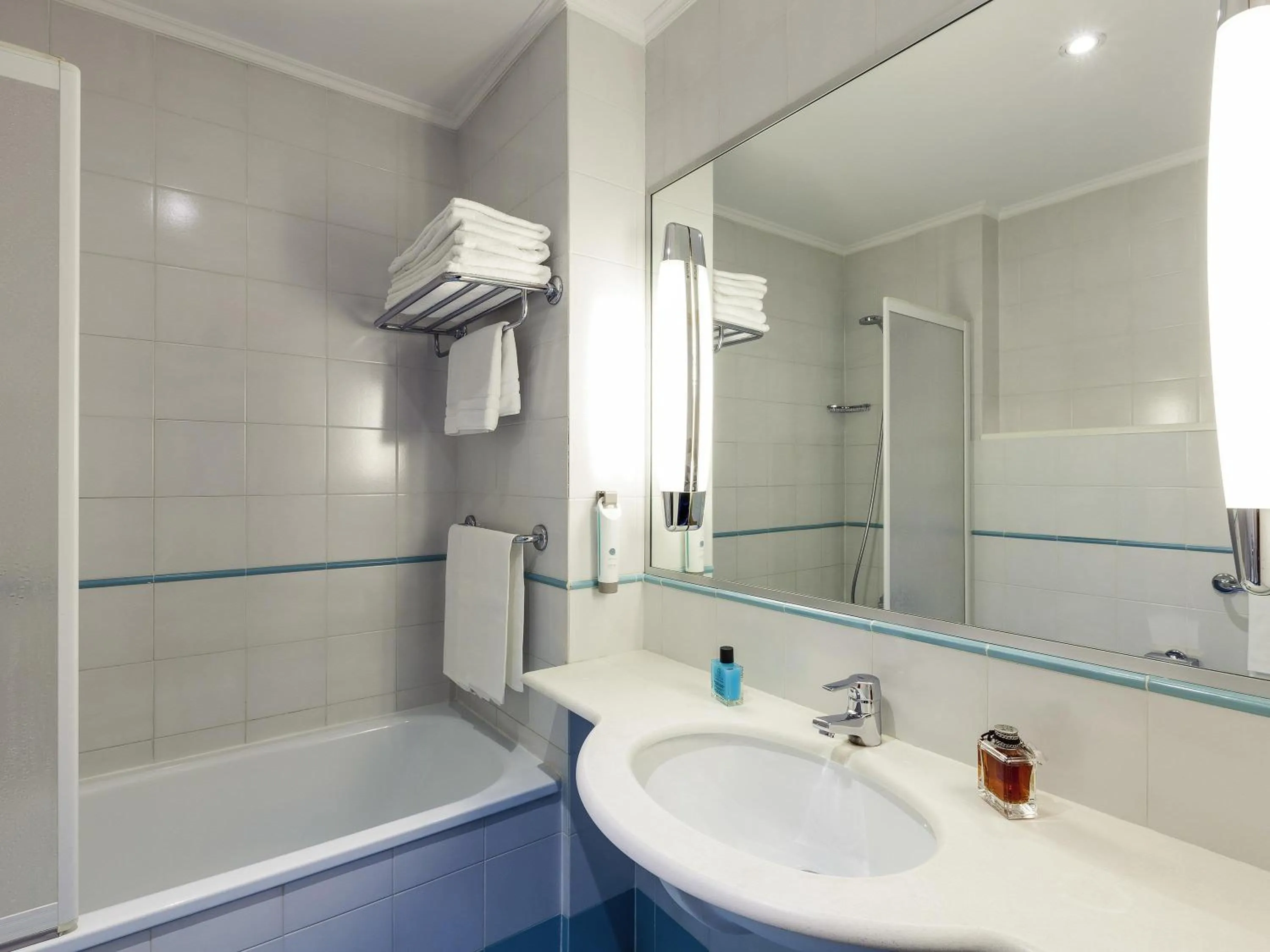 Bedroom in Ibis Styles Napoli Garibaldi