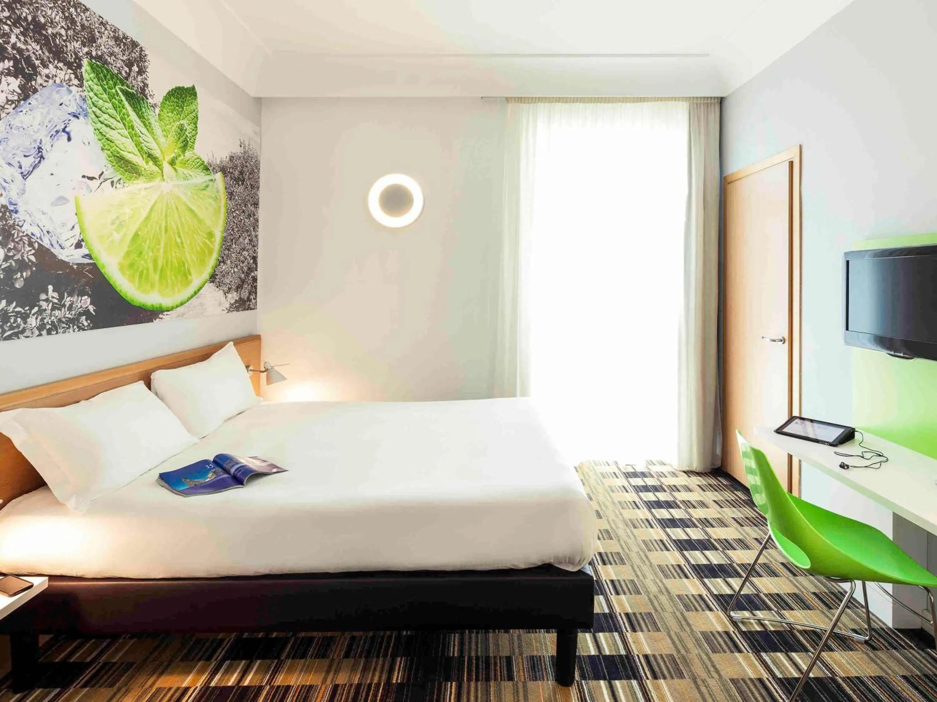 Property building, Bed in Ibis Styles Napoli Garibaldi