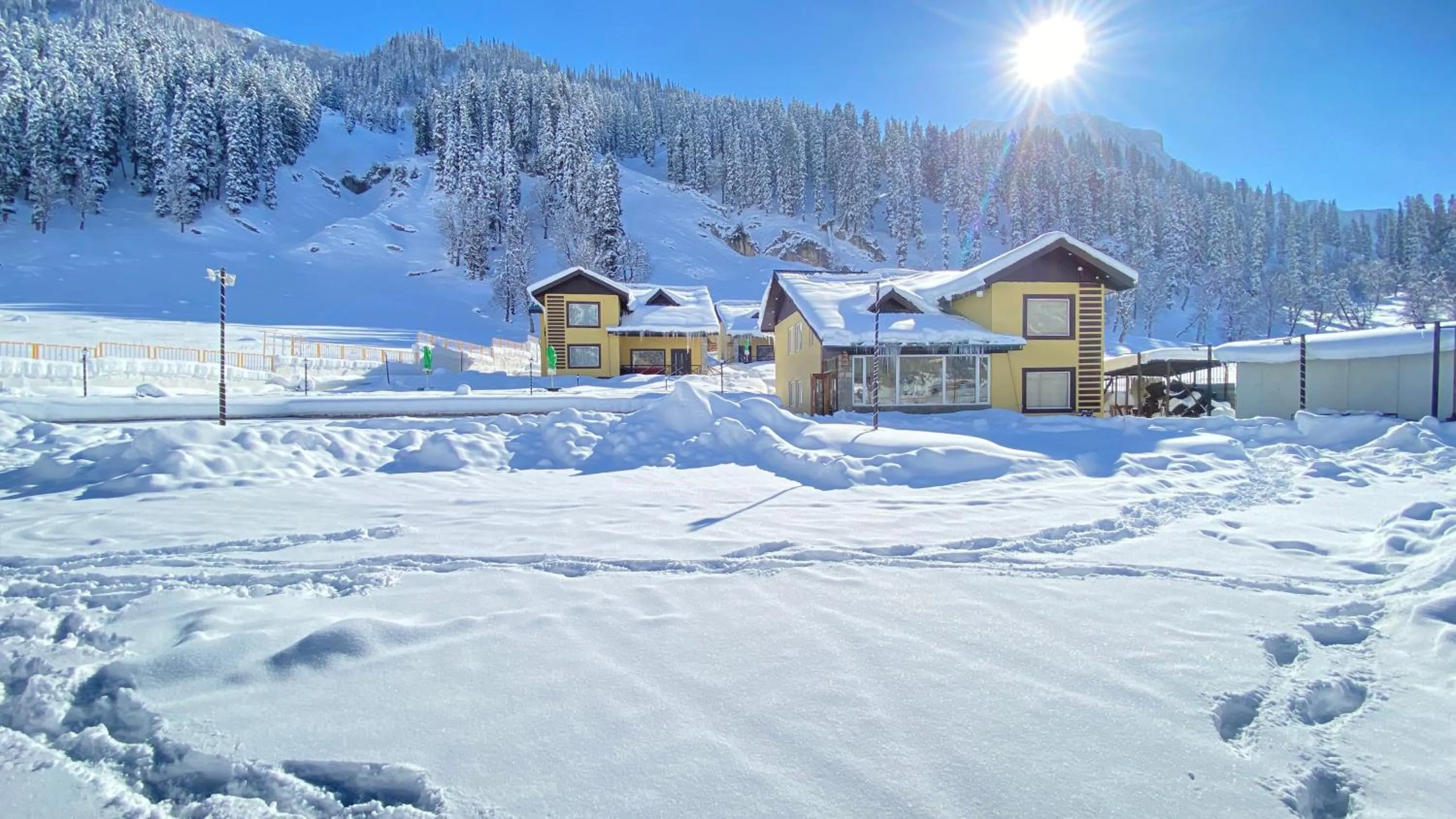 Facade/entrance in Arco Hotels & Resorts sonamarg
