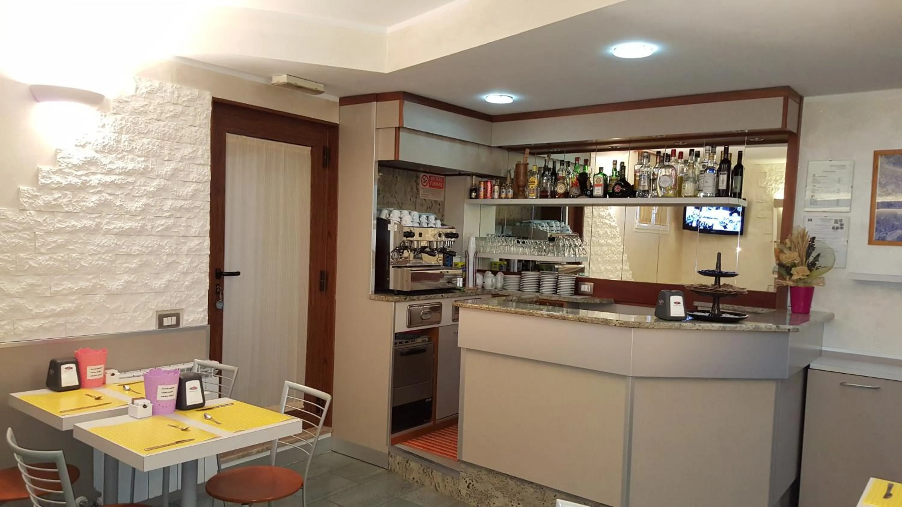 Restaurant/places to eat in Hotel Le Querce