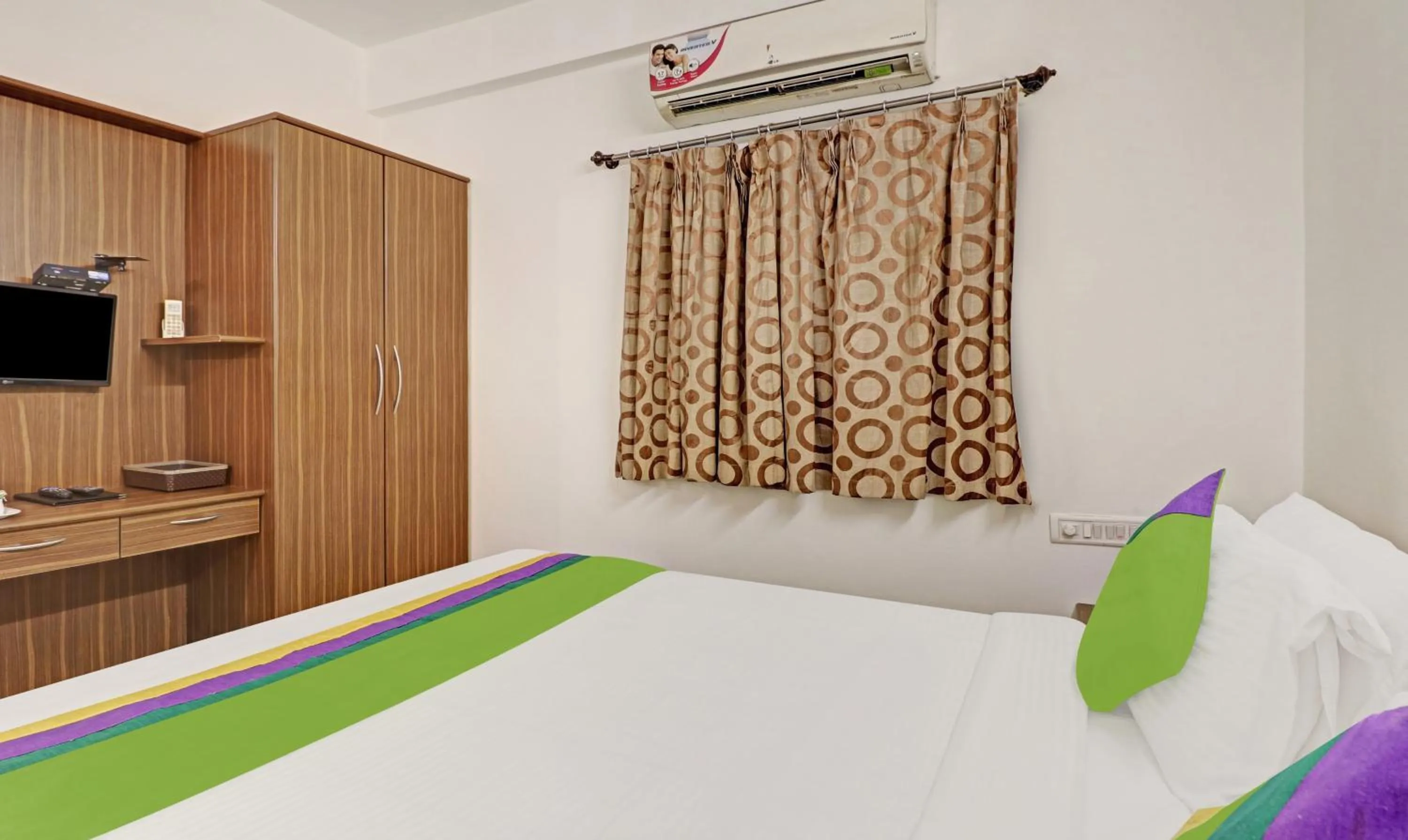 Bedroom, Bed in Treebo Trinitywood