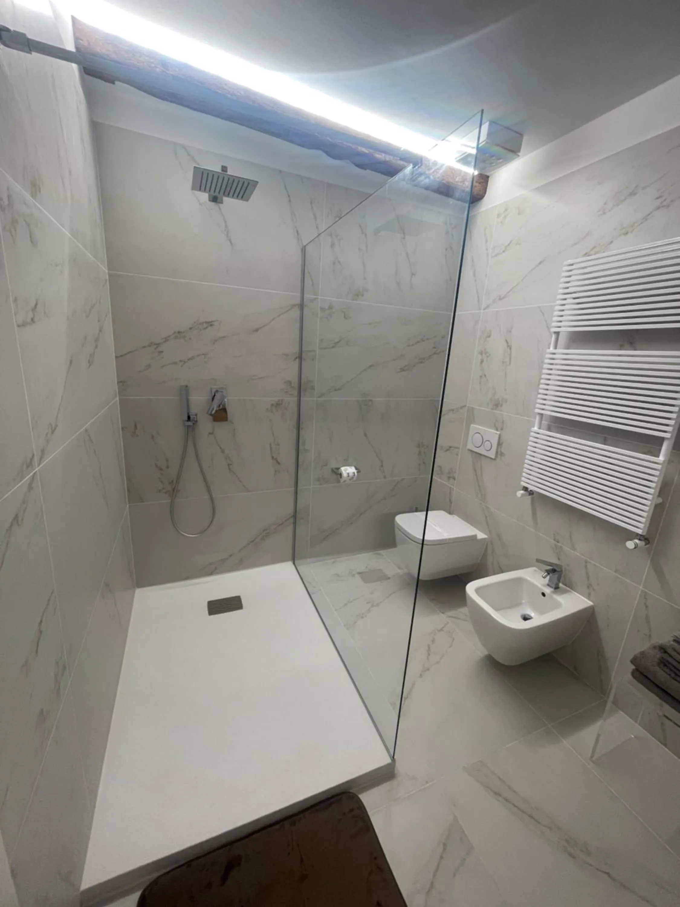 Shower in Albergo Marin