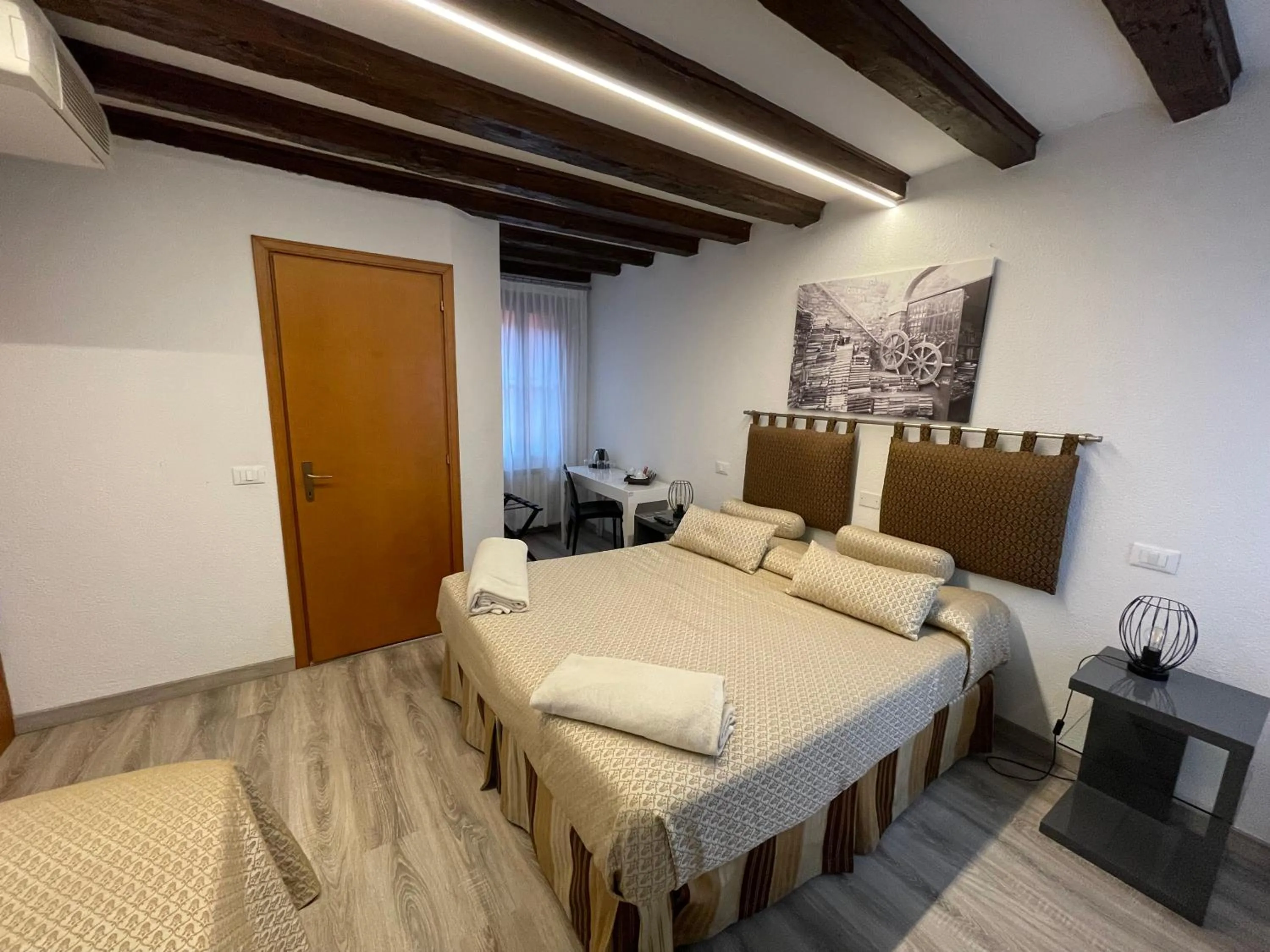 Bedroom, Bed in Albergo Marin