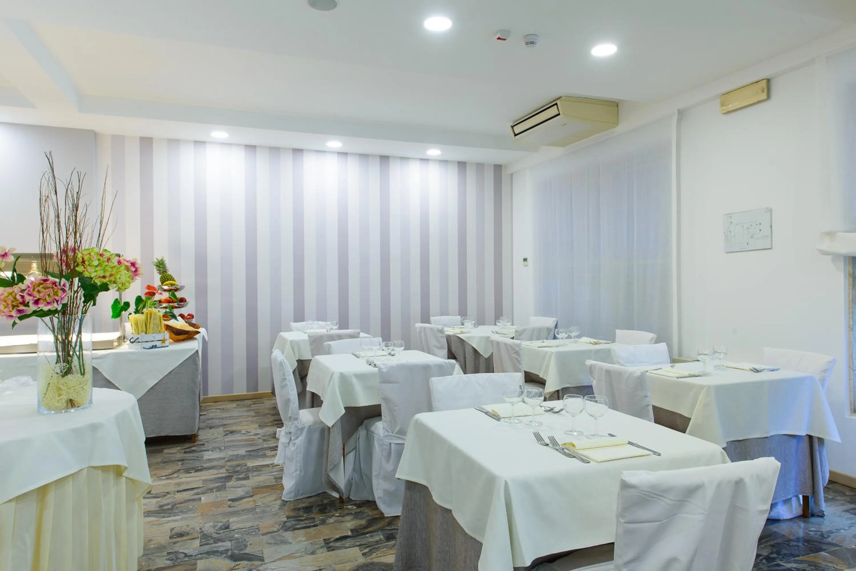 Restaurant/places to eat in Hotel Falco