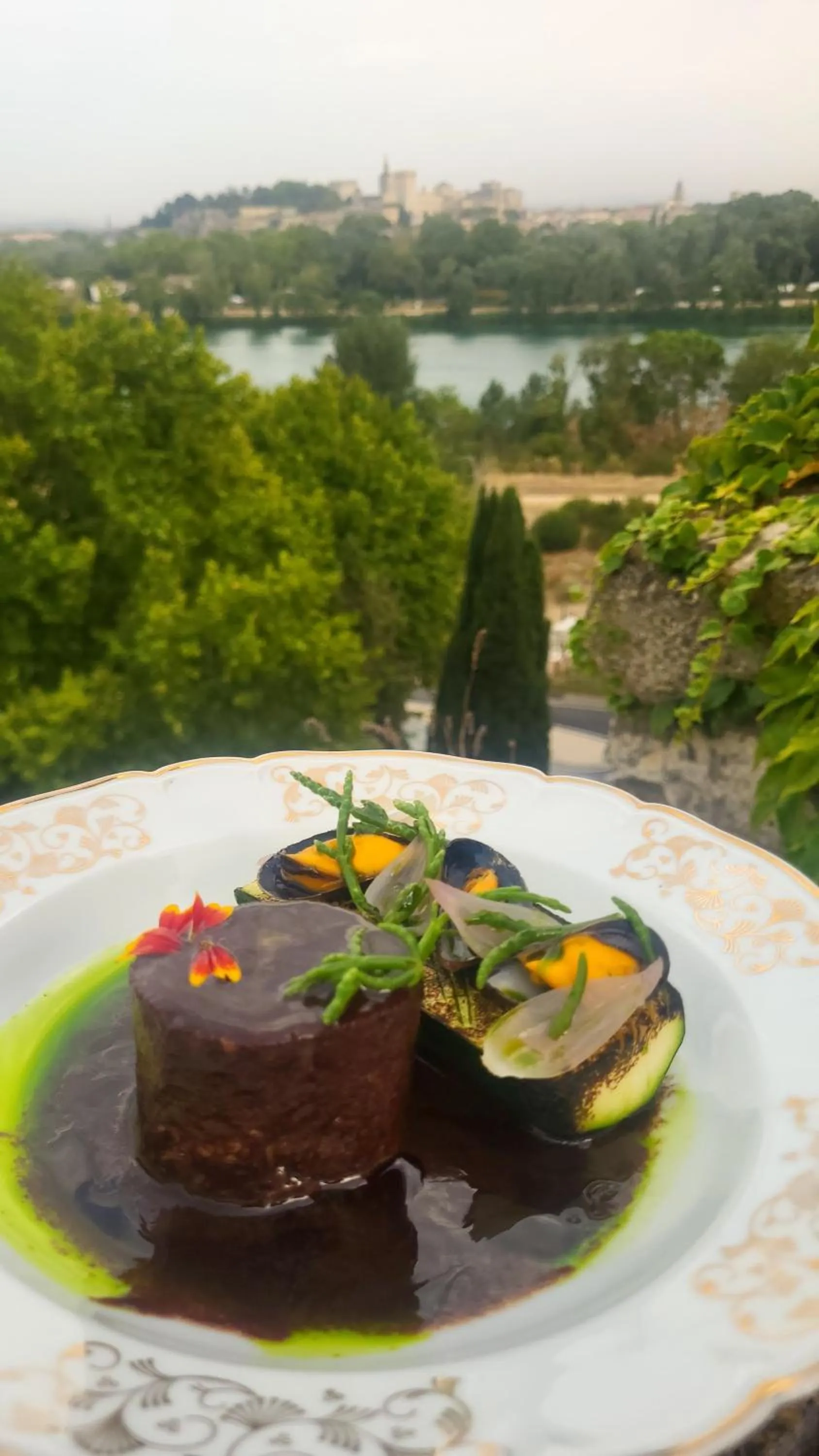 Restaurant/places to eat in Maison Orsini