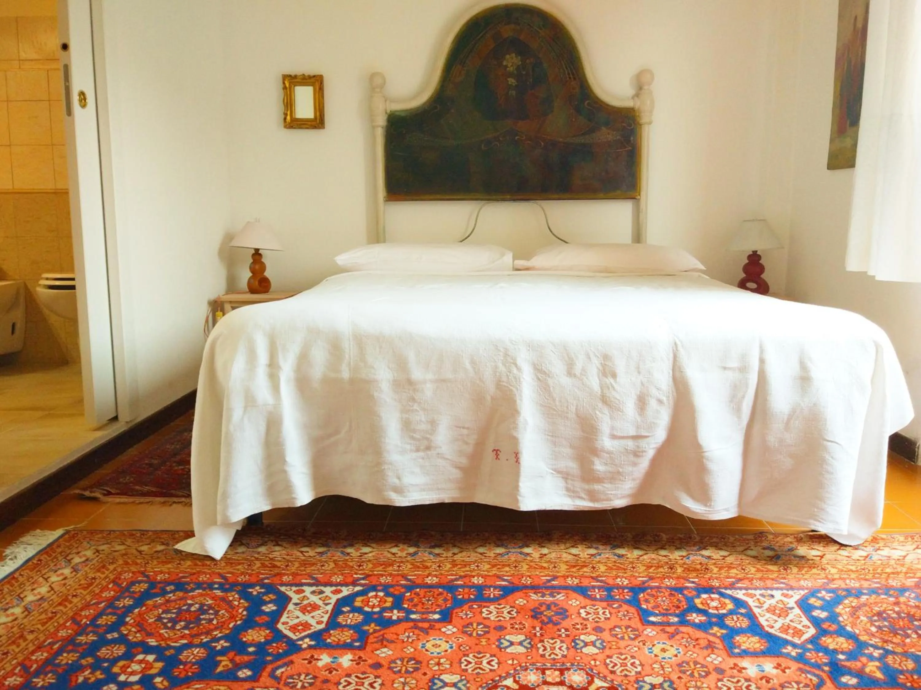 Photo of the whole room, Bed in Amariglio
