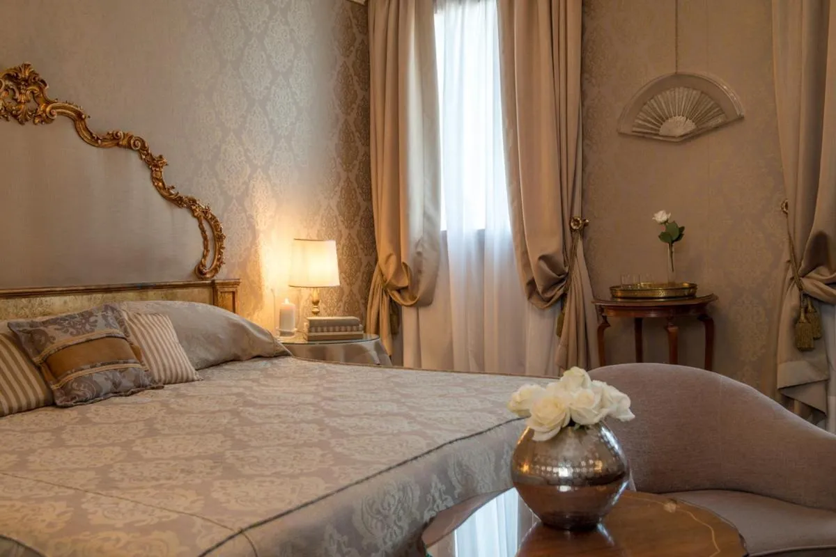 Bedroom, Bed in Hotel Metropole Venezia