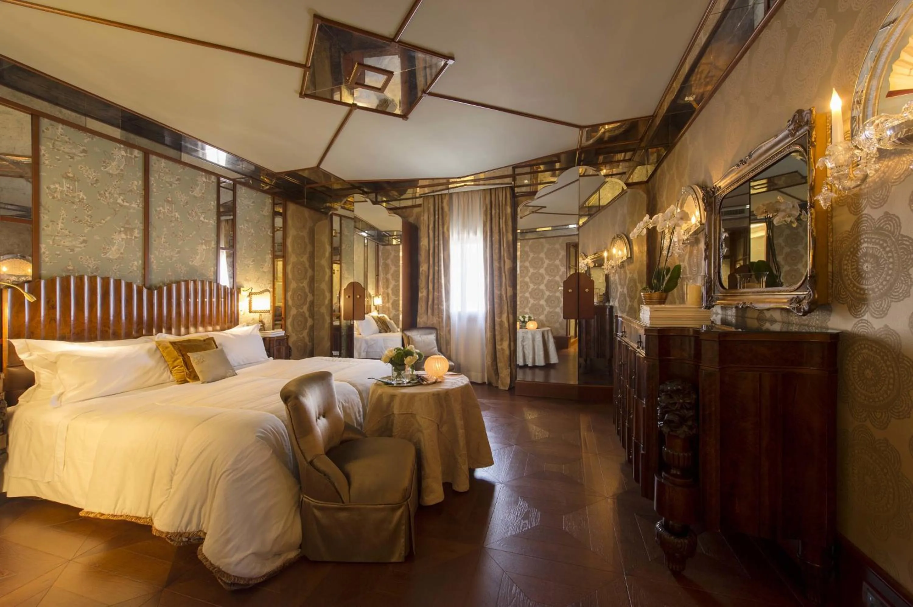 Photo of the whole room, Bed in Hotel Metropole Venezia