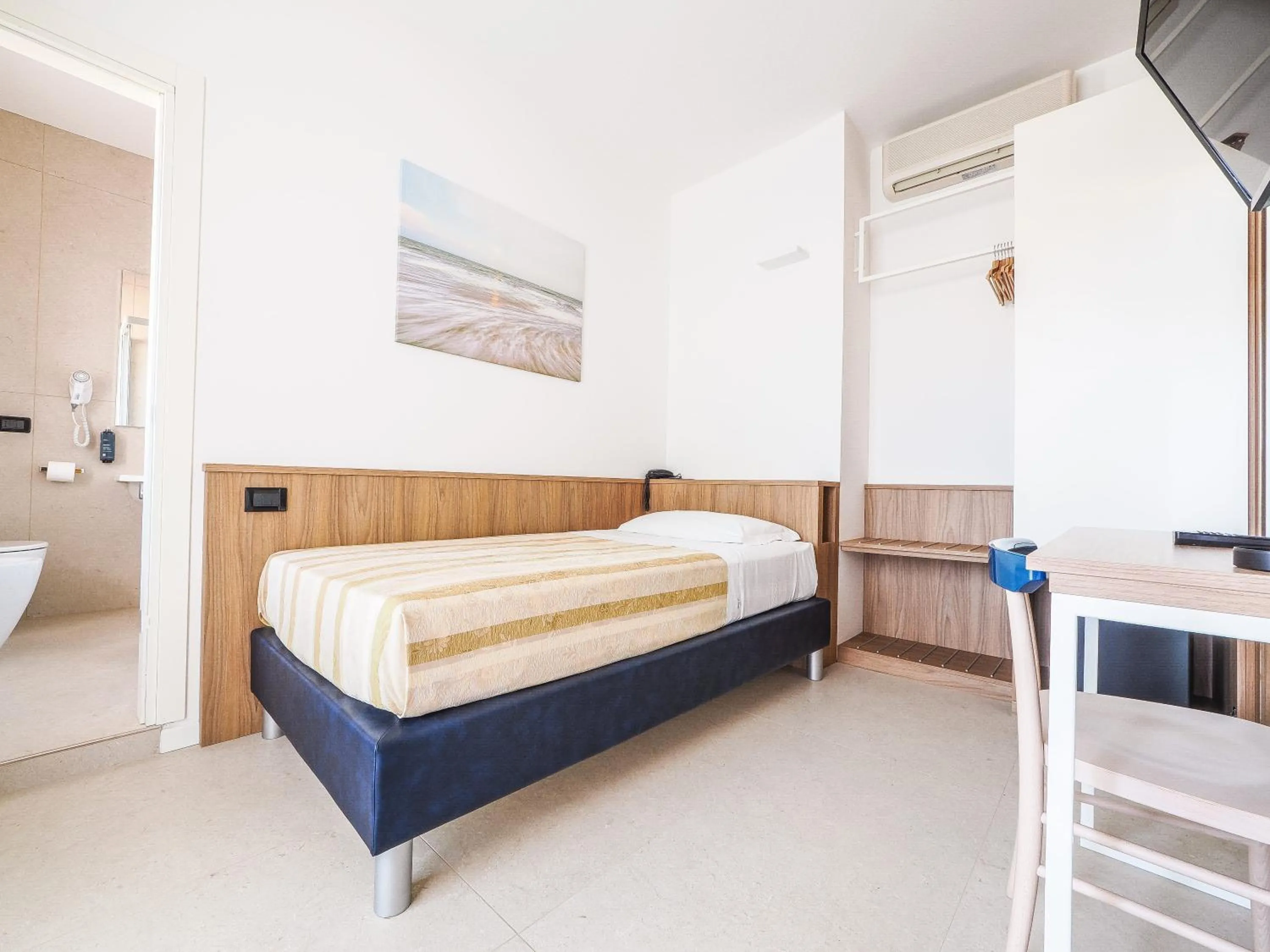 Photo of the whole room, Bed in Hotel Angelo