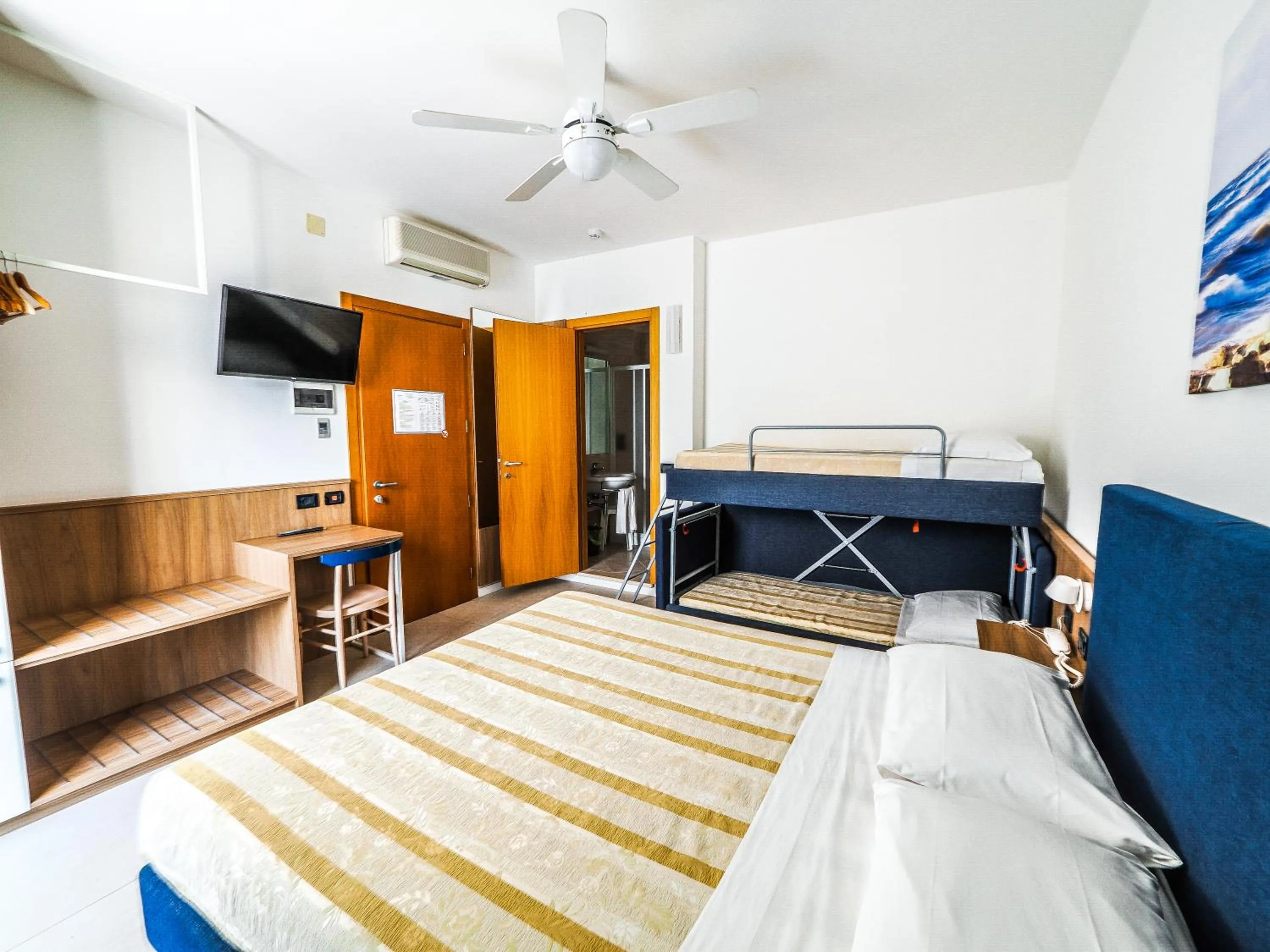 Photo of the whole room, Bed in Hotel Angelo