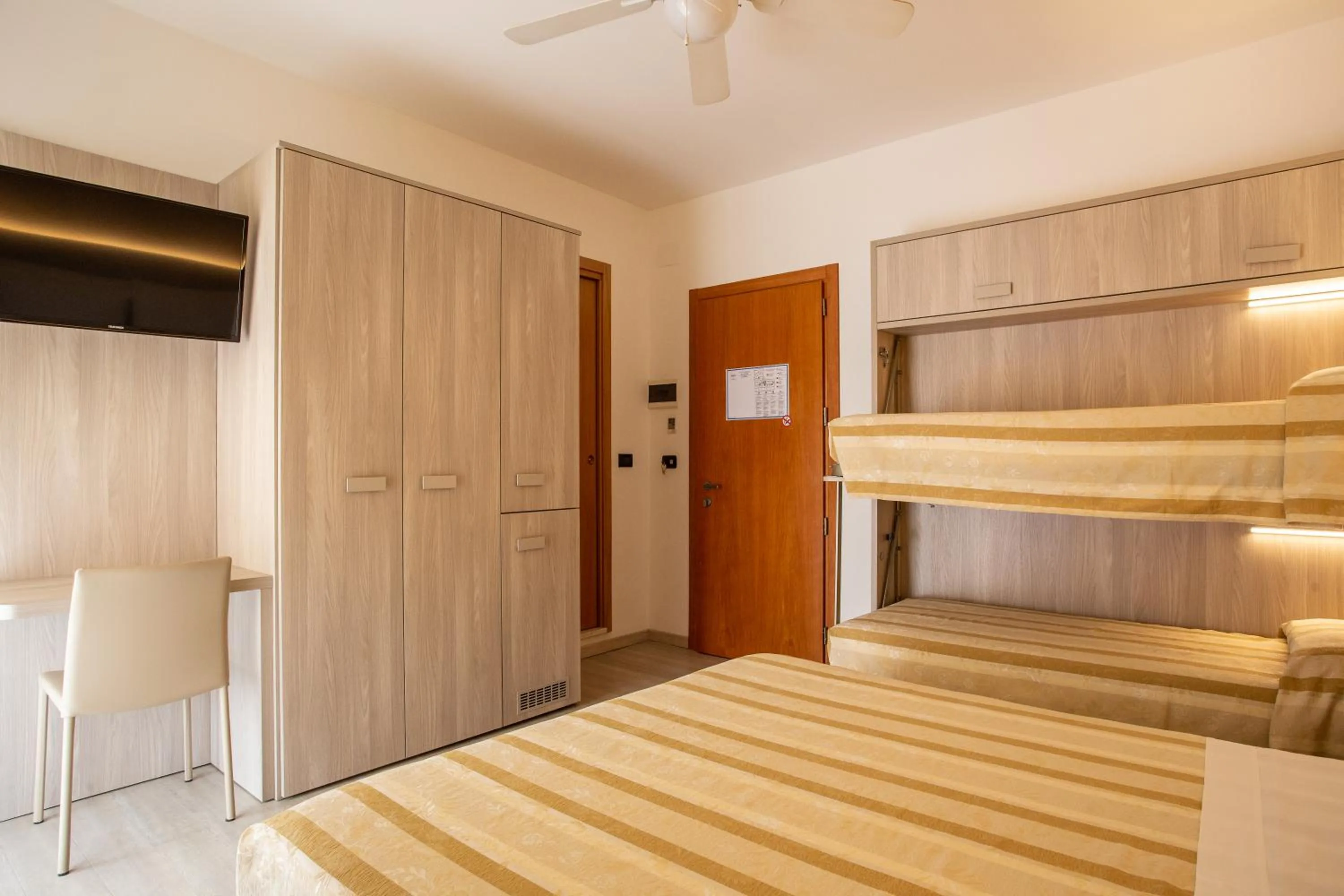 bunk bed, Bed in Hotel Angelo