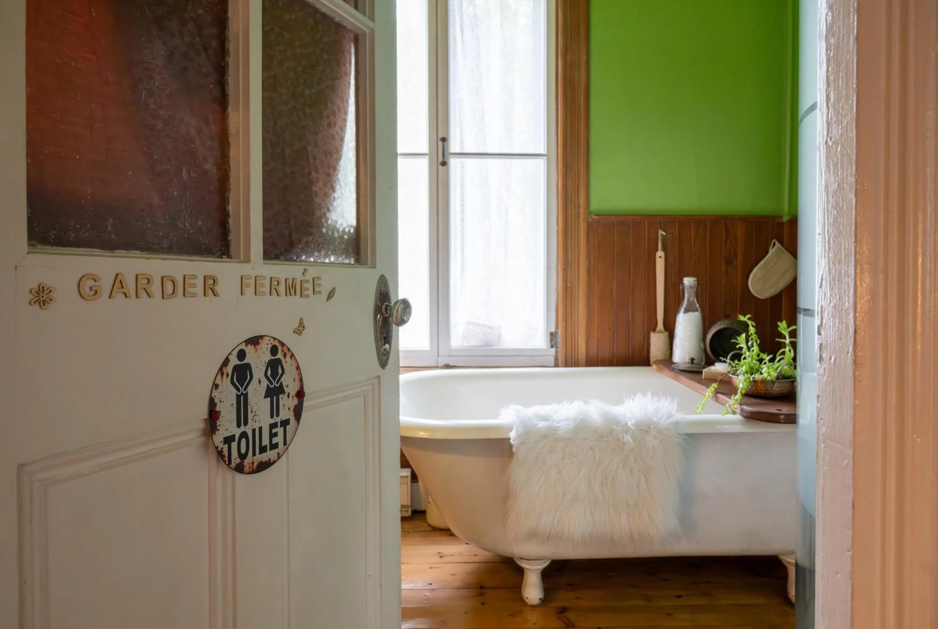 Bathroom, Bed in Auberge Carpe Diem