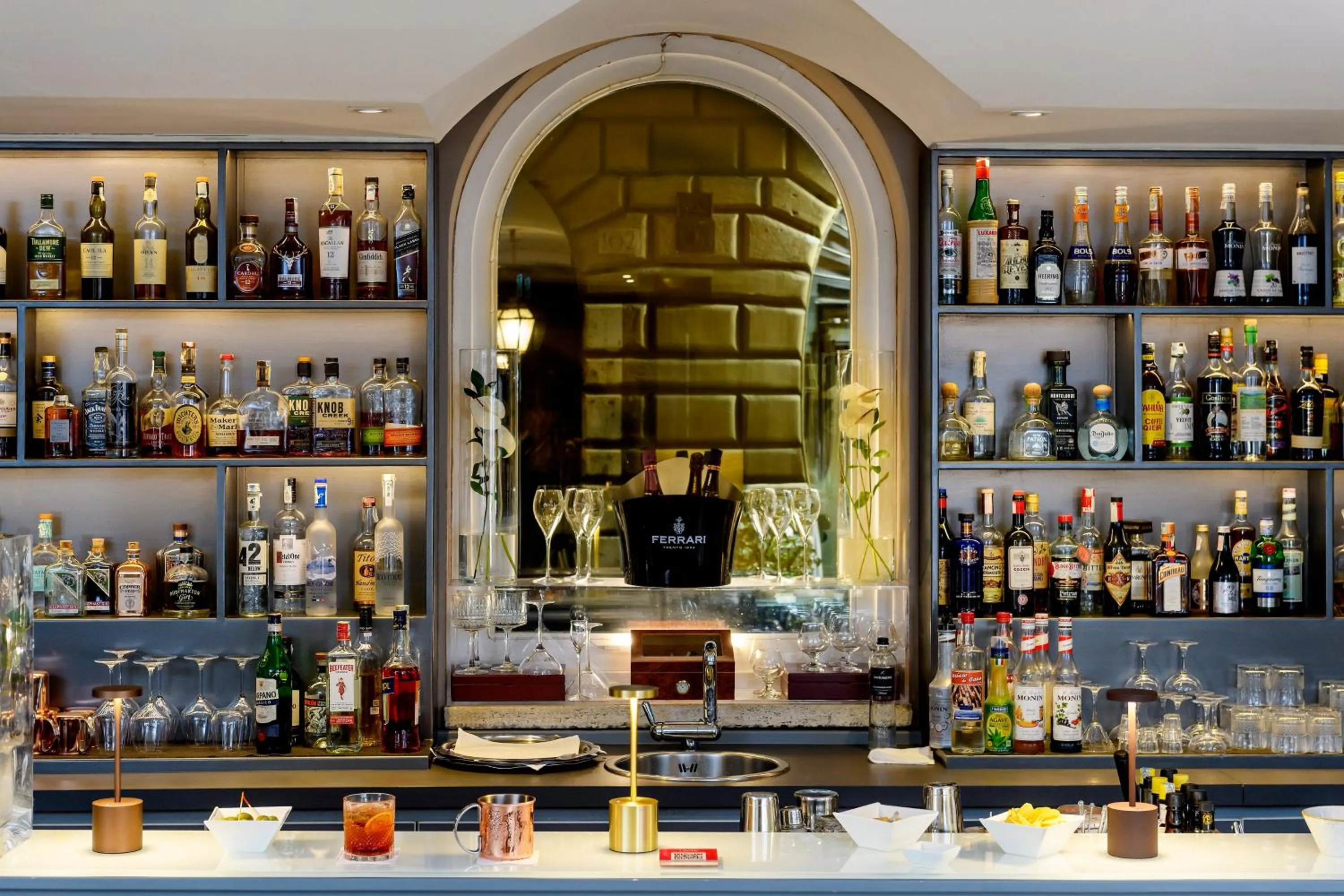 Lounge or bar in Hotel Indigo Rome - St. George by IHG