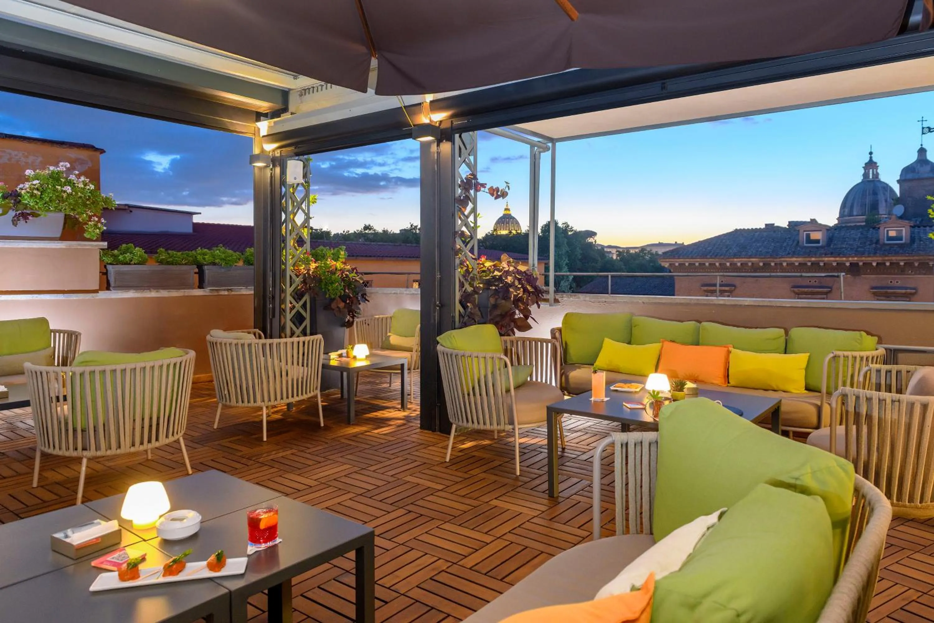 Lounge or bar in Hotel Indigo Rome - St. George by IHG