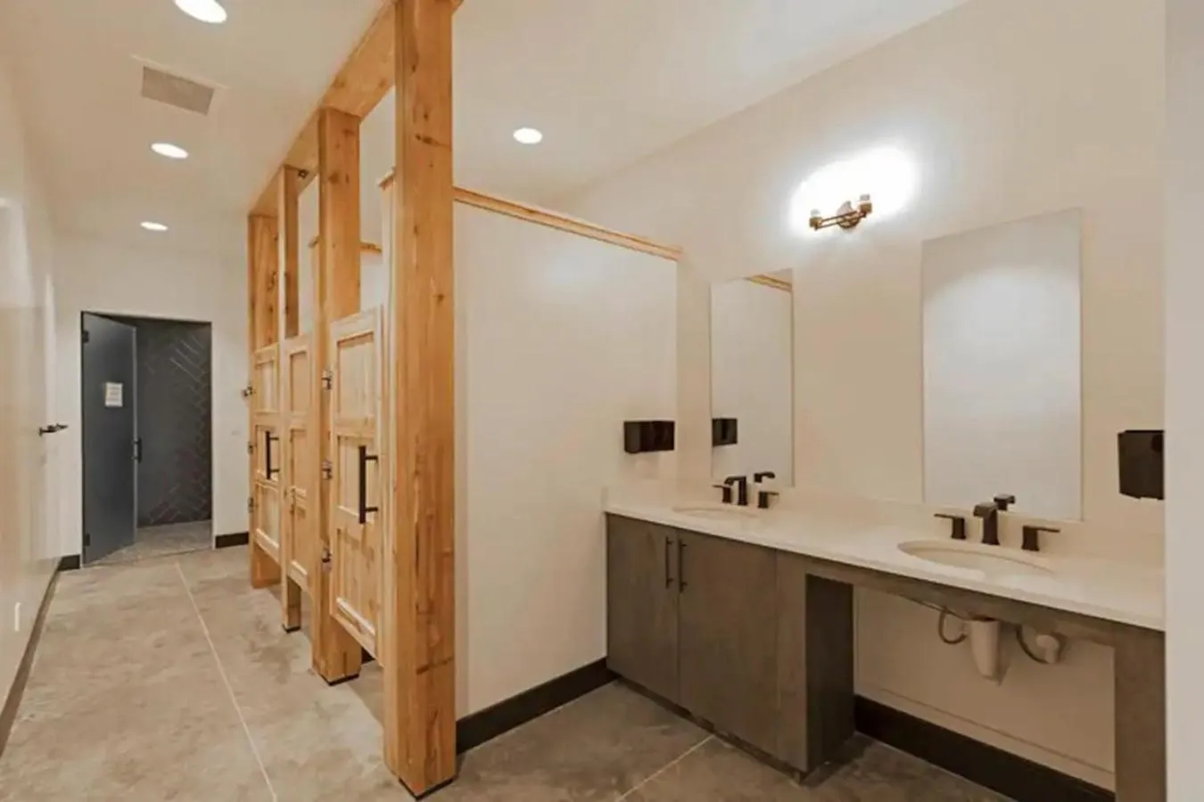 Steam room in LUX Modern Chalet, Pool & Hot Tub, 10 Mins to the Mountain & Incredible Views