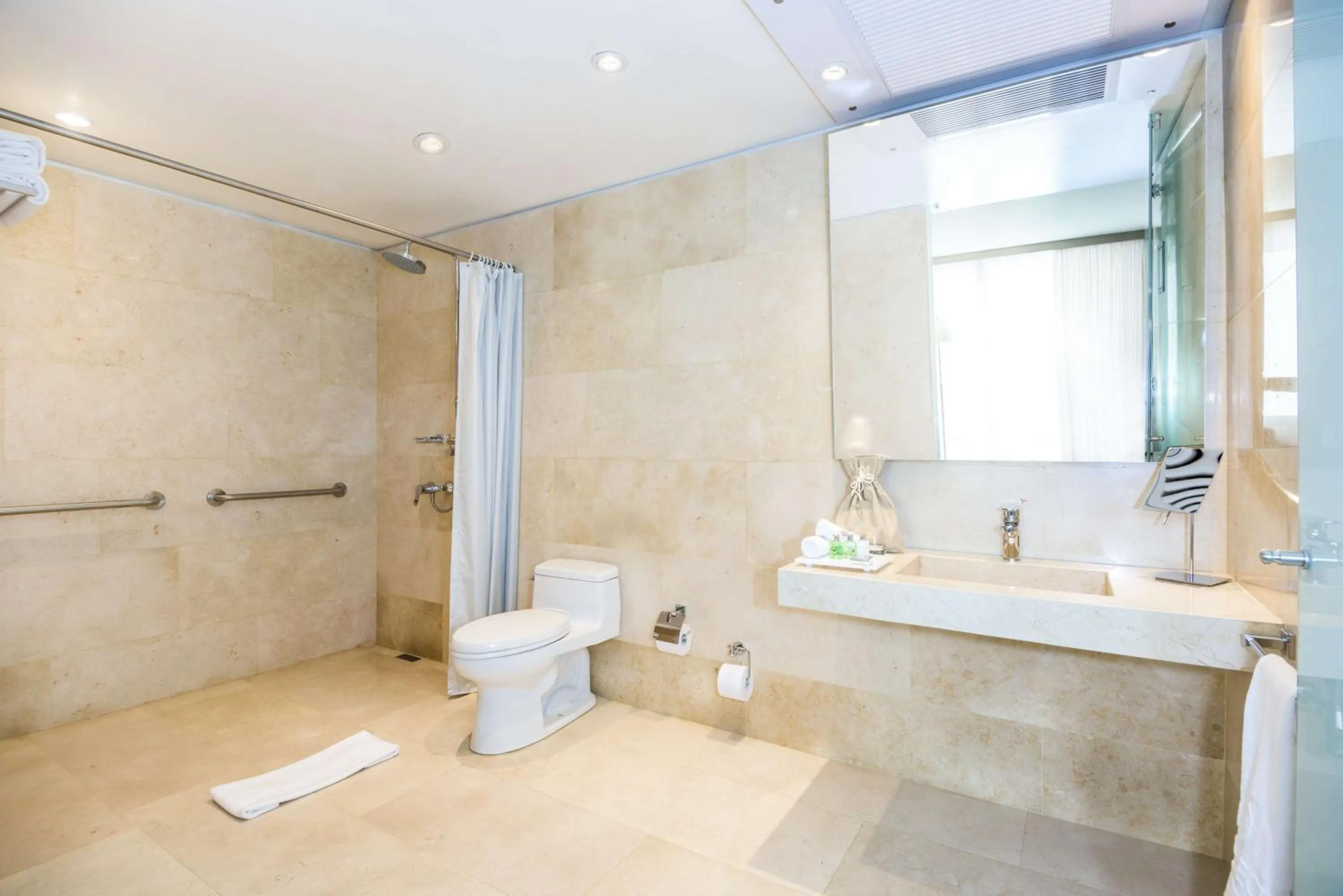 Bathroom in NH Collection Bogota Terra 100 Royal