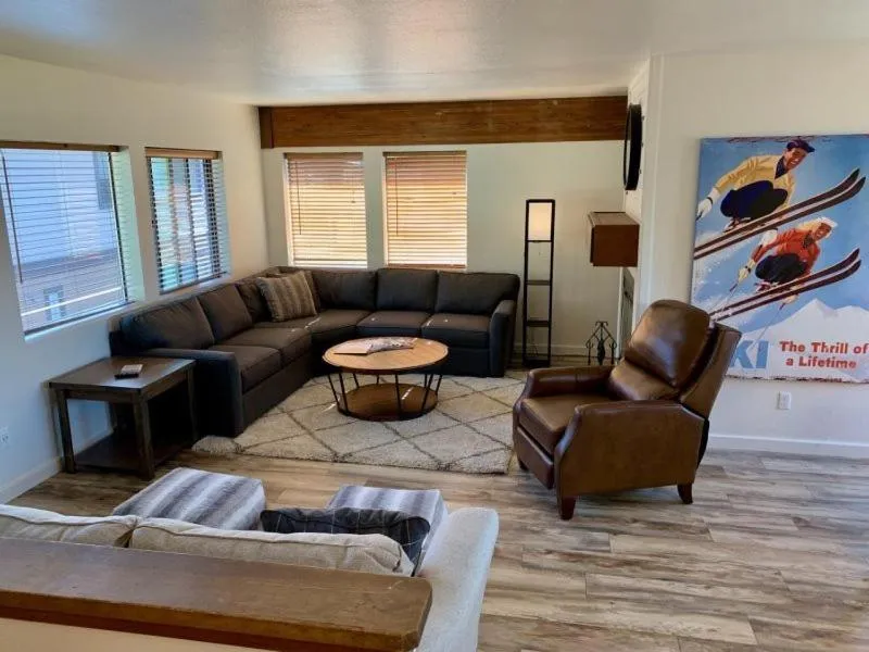 Living room in Rr-edgewater04