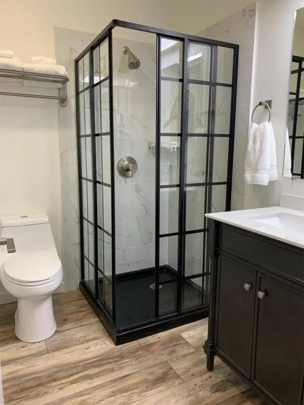 Bathroom in Rr-edgewater04