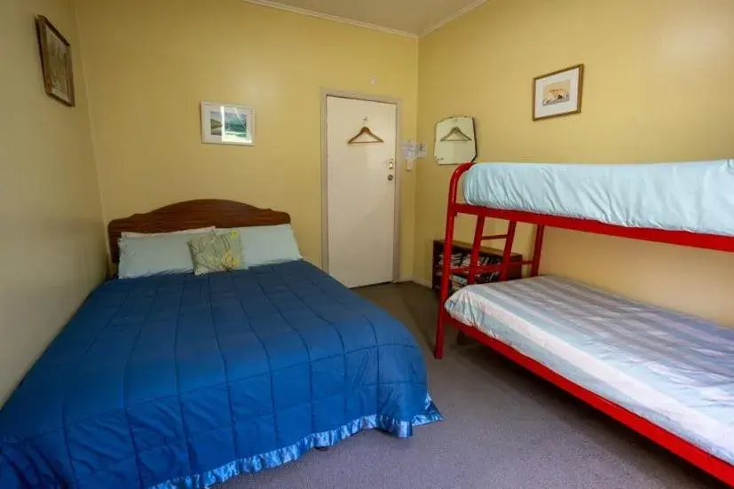 Double/Twin Room with Shared Bathroom - single occupancy in Brunnerton Lodge and Backpackers Double/Twin Room with Shared Bathroom - single occupancy in Brunnerton Lodge and Backpackers