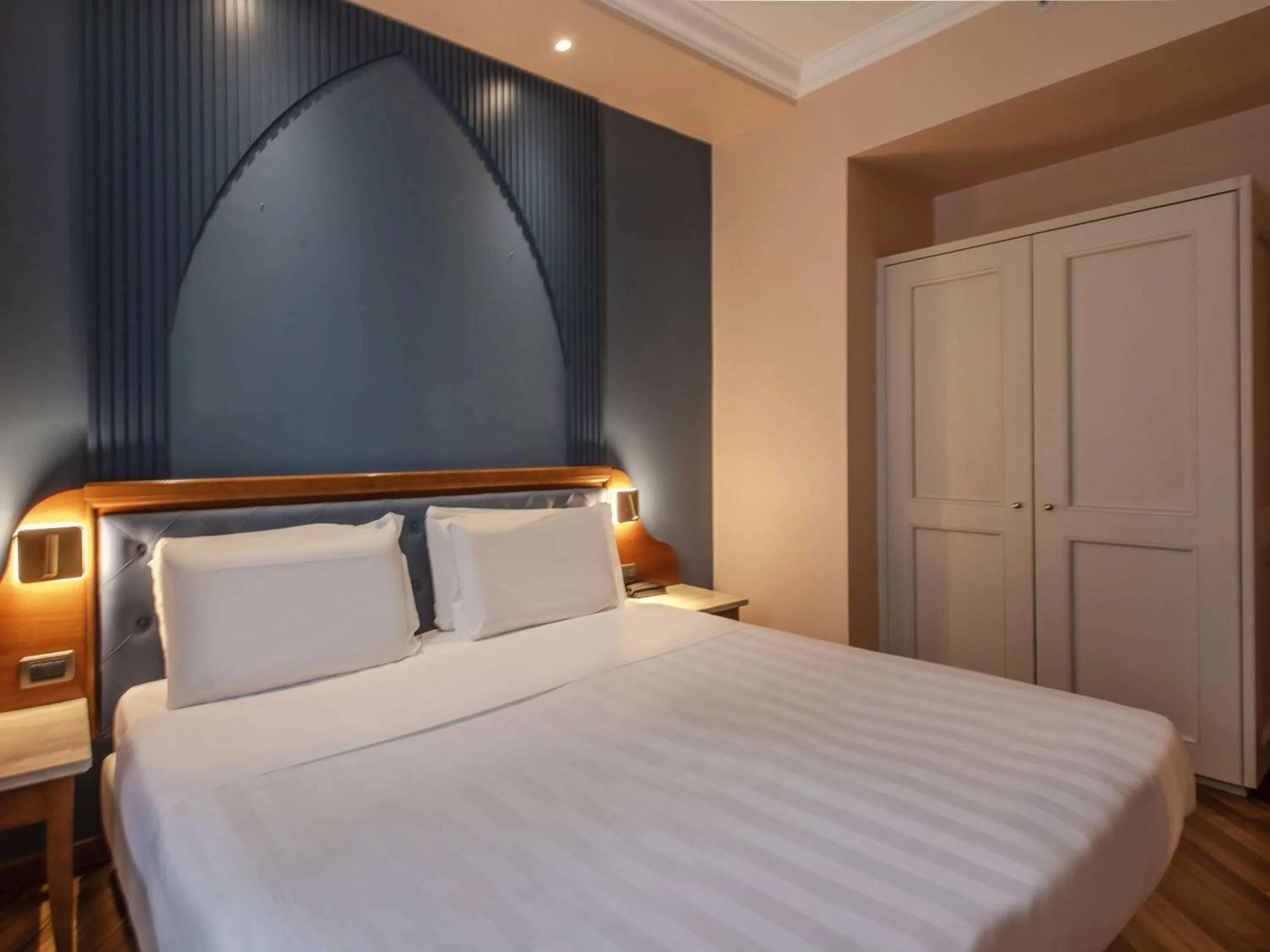 Photo of the whole room, Bed in B&B Hotel Firenze Laurus Al Duomo