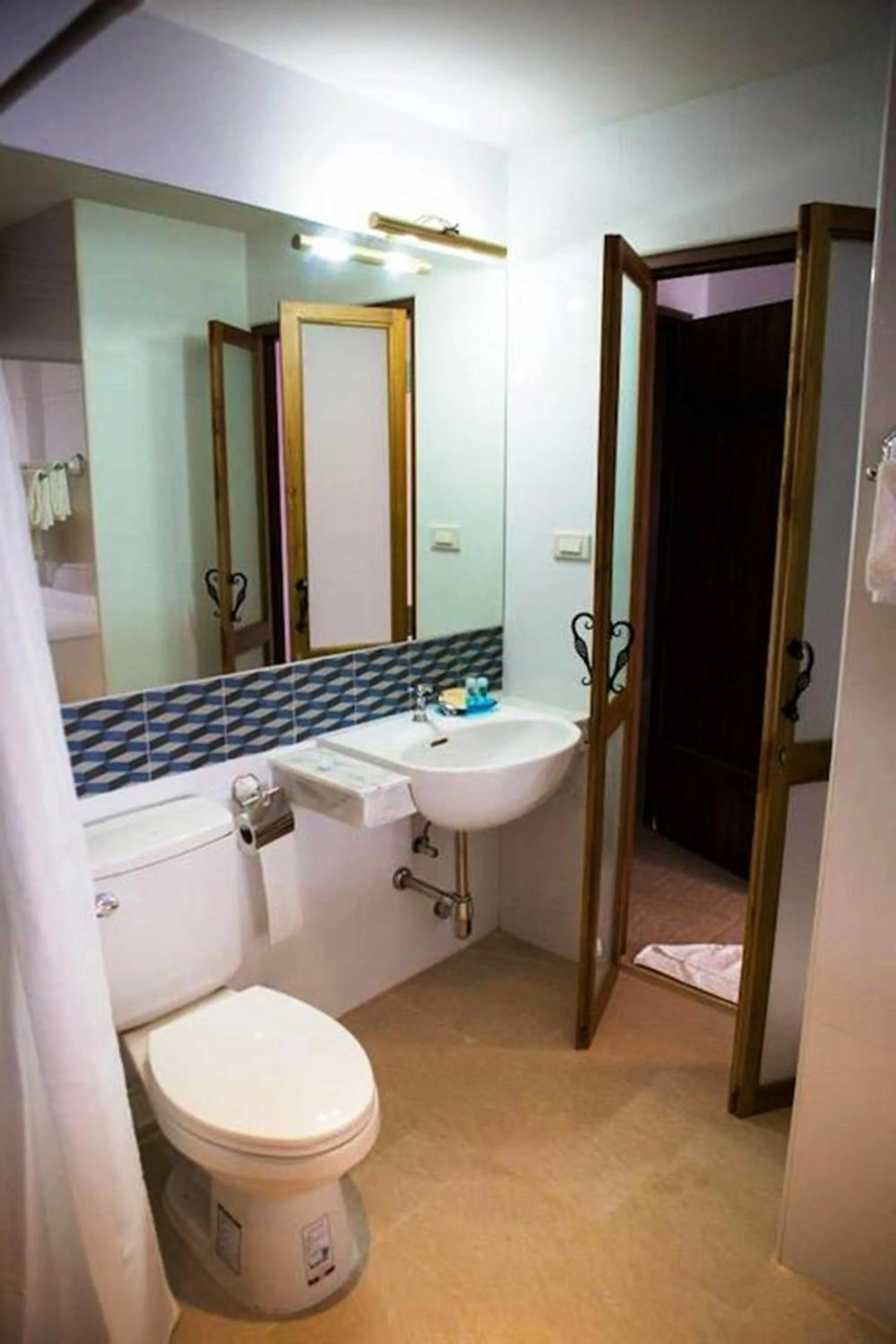 Toilet in Hotel Toscana Trat