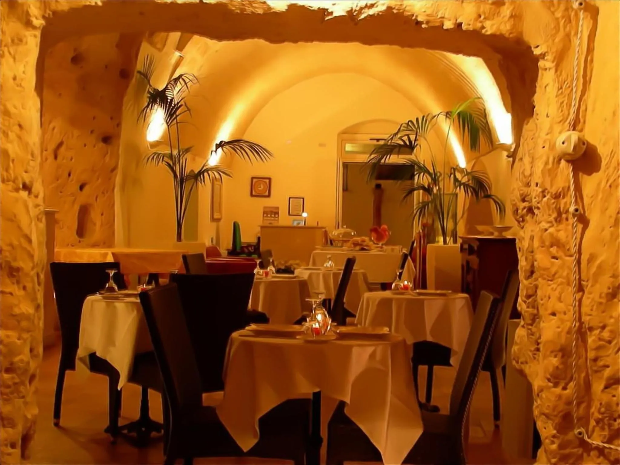 Communal lounge/ TV room in Caveoso Hotel