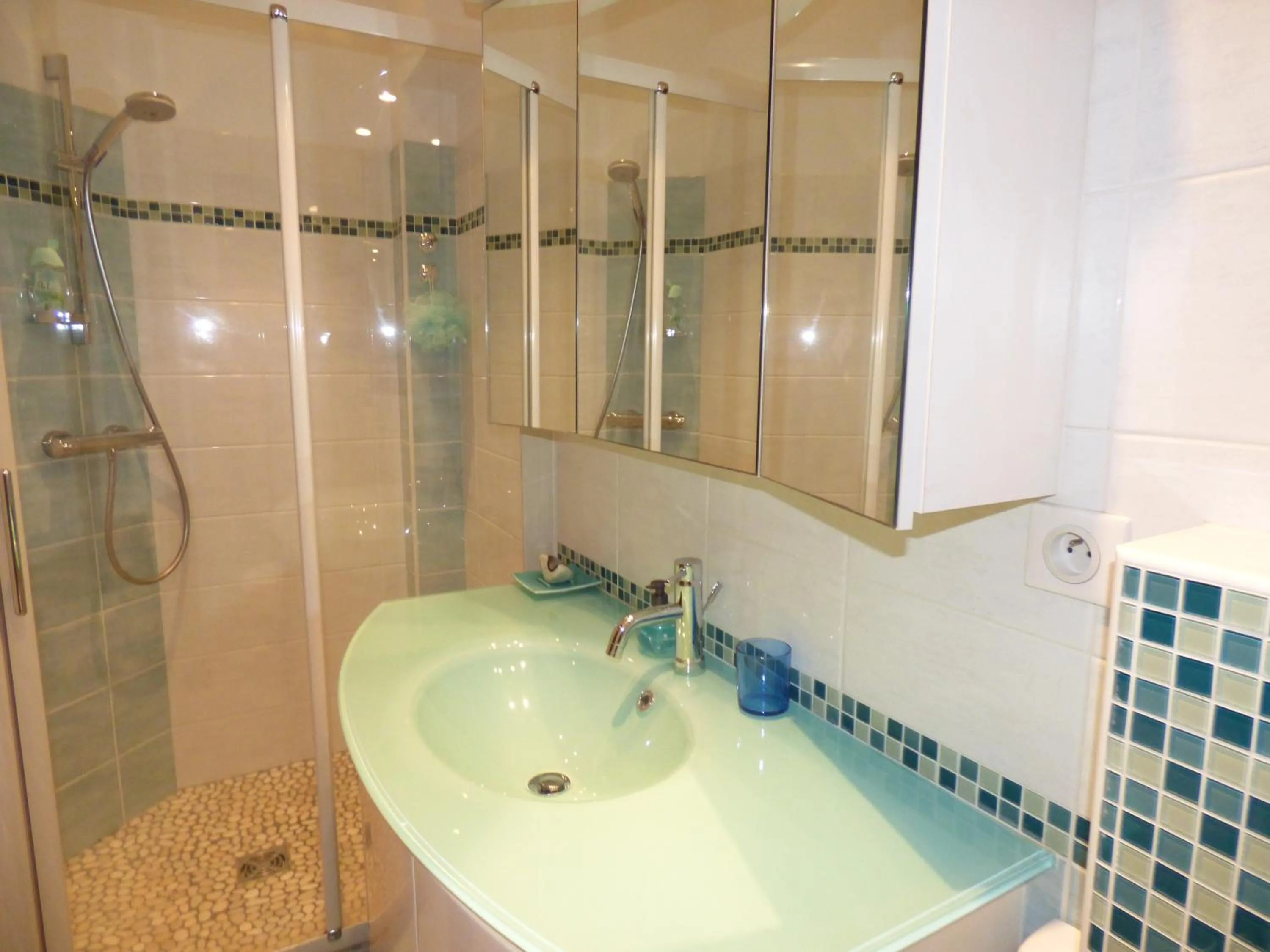 Bathroom in Suite EUGENIE piscine MAISON BLANCHE TULLE