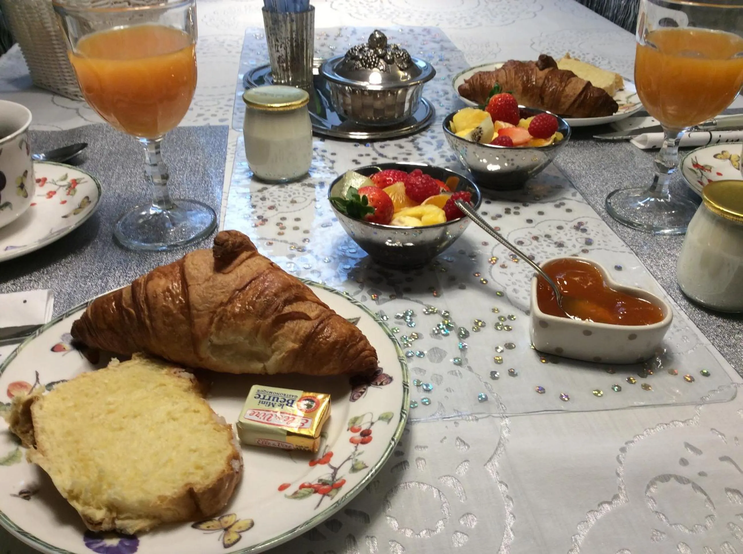 Breakfast in Suite EUGENIE piscine MAISON BLANCHE TULLE