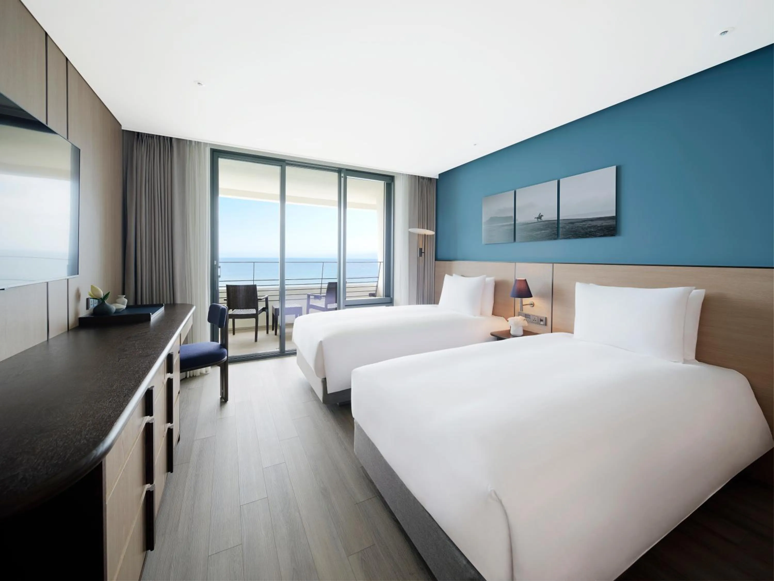 Photo of the whole room, Bed in Parnas Hotel Jeju