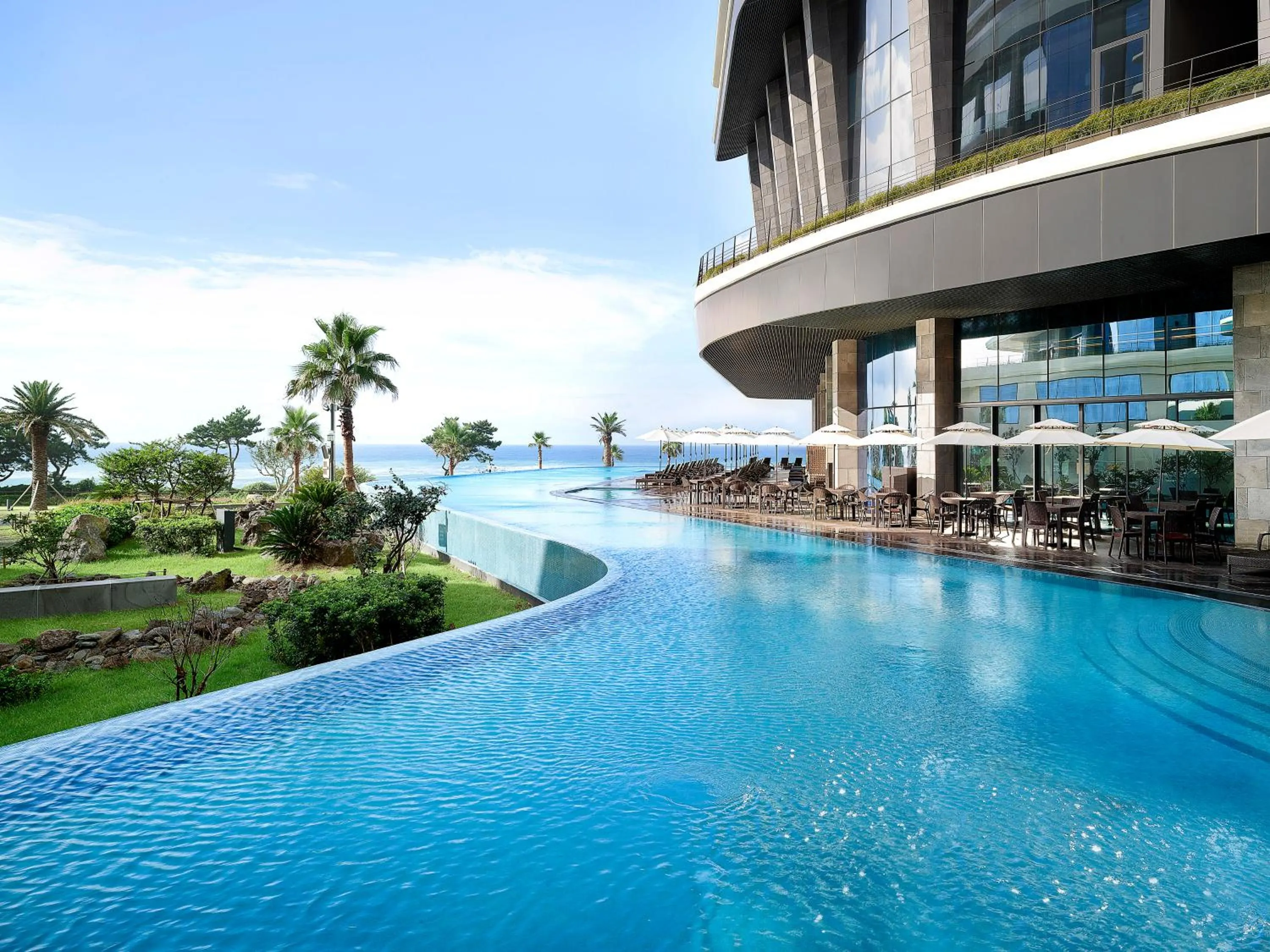Swimming pool in Parnas Hotel Jeju