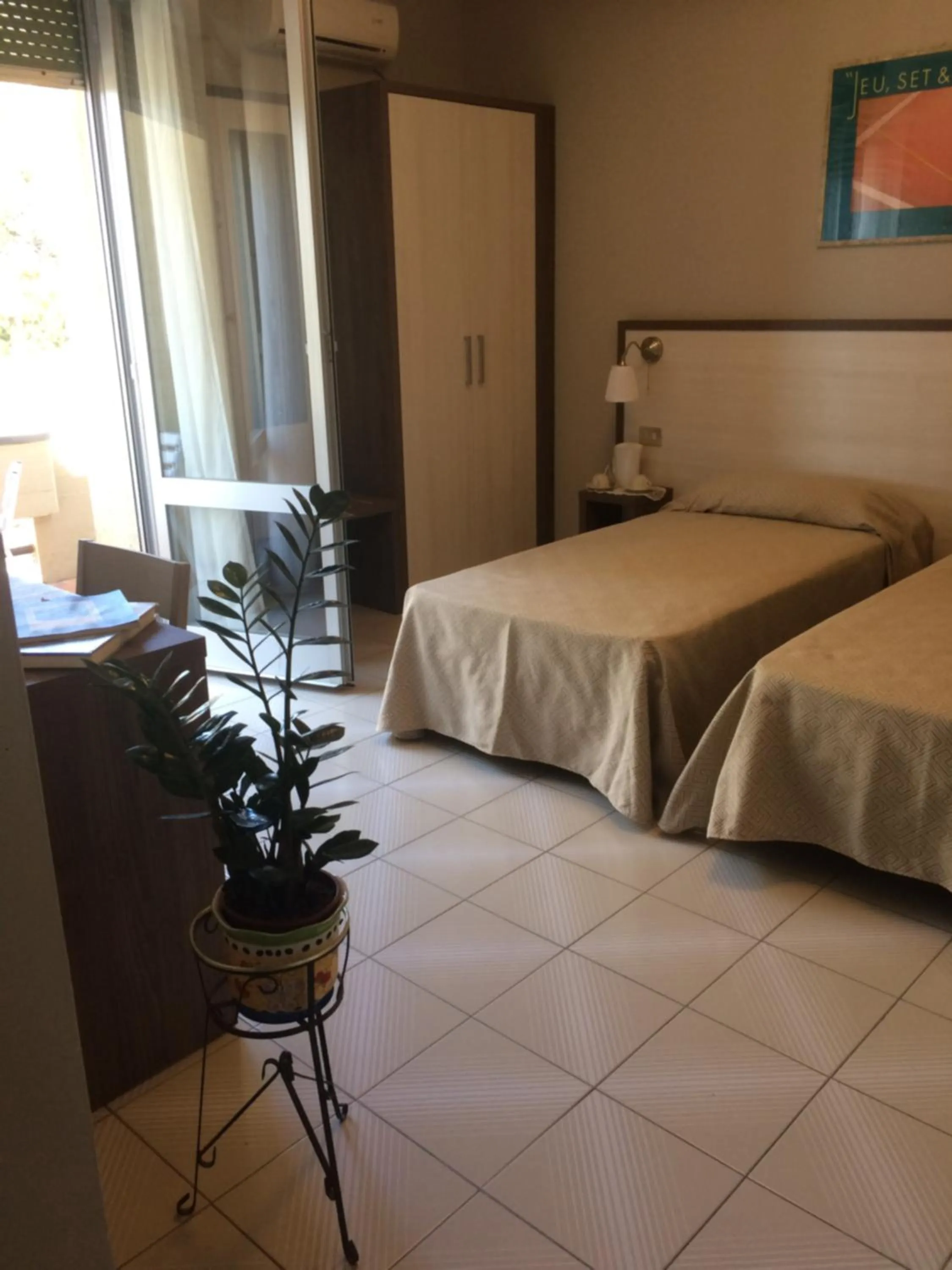 Shower, Bed in Hotel Primavera