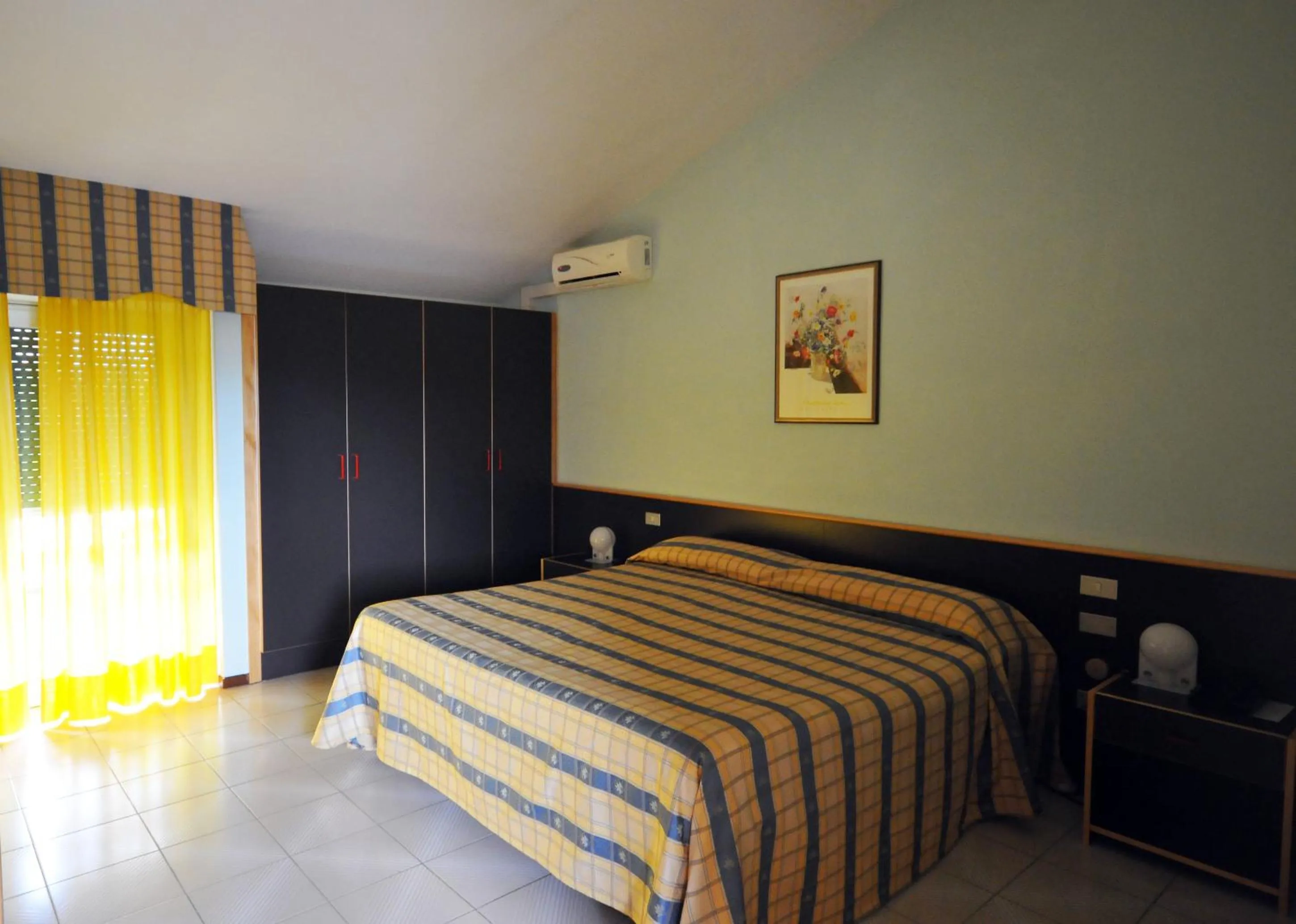 Garden view, Bed in Hotel Primavera