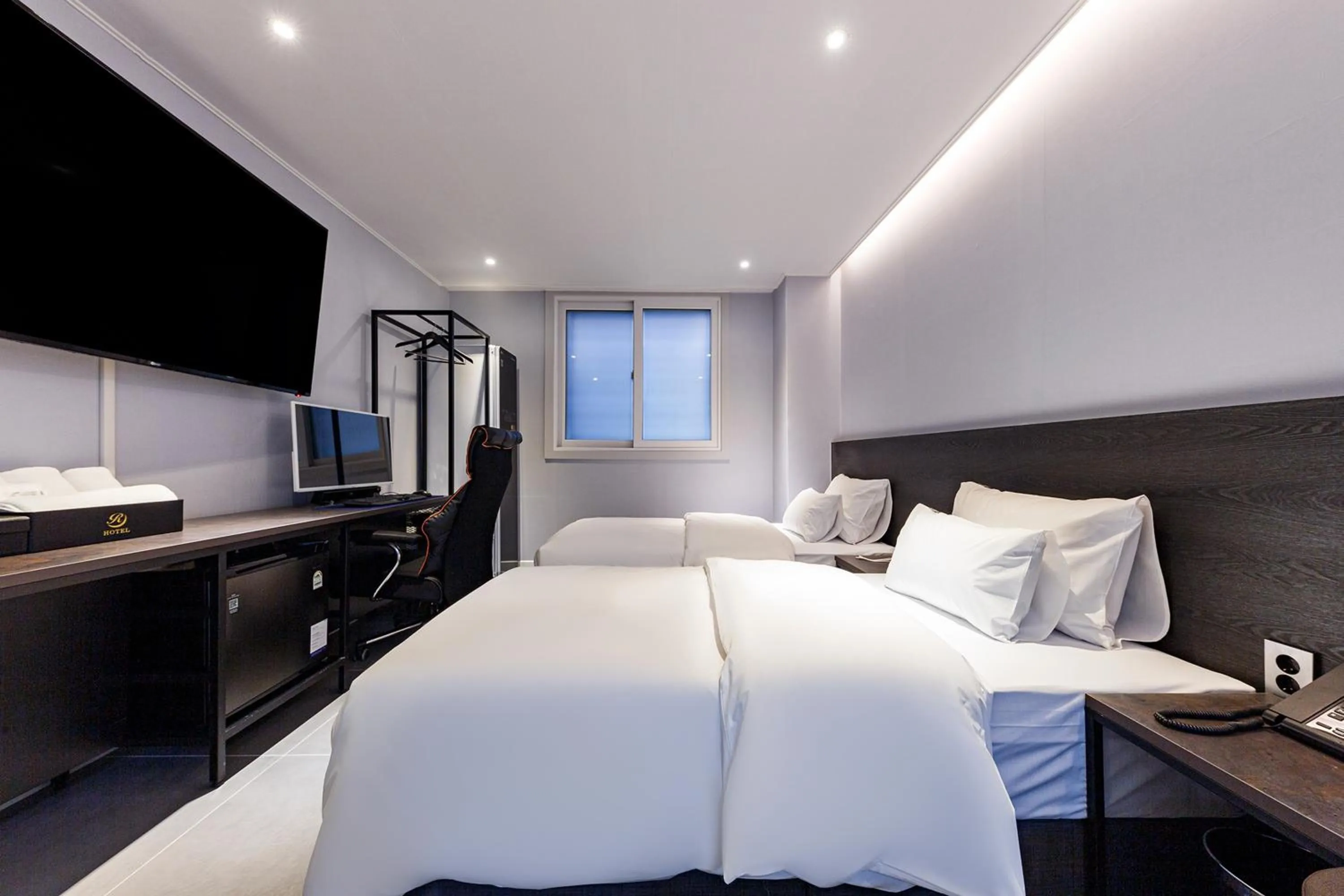 Photo of the whole room, Bed in Hotel the Rest