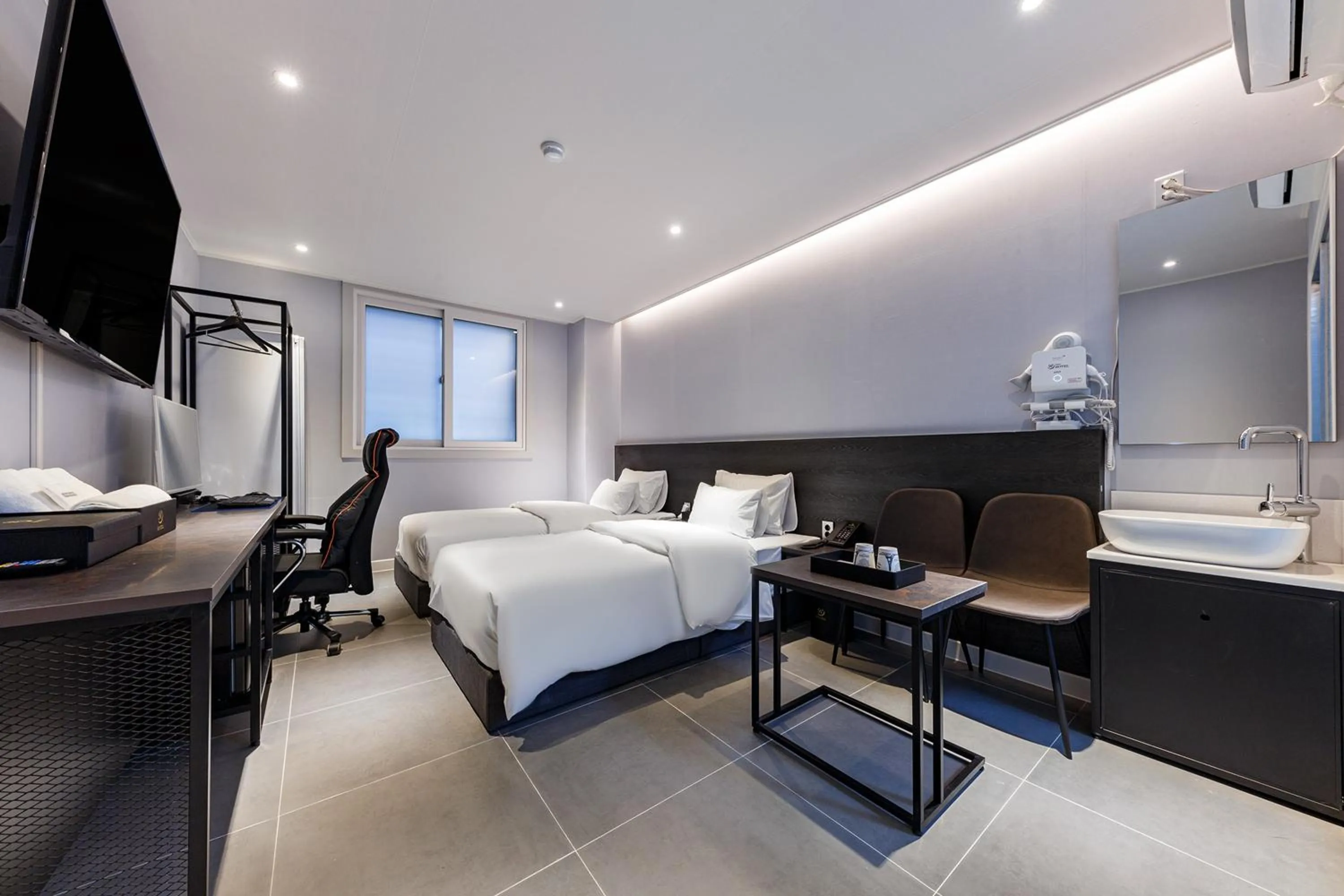 Photo of the whole room, Bed in Hotel the Rest