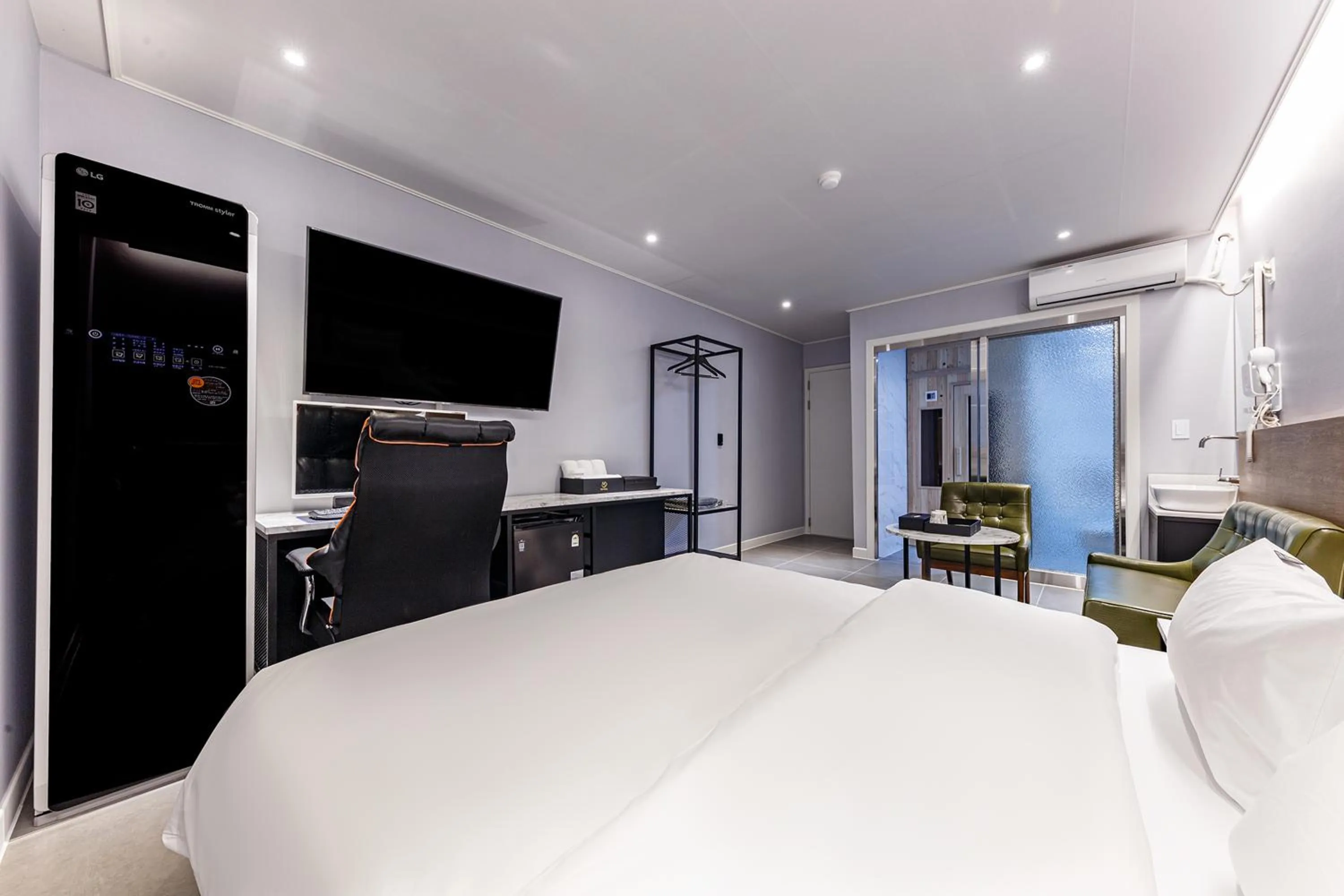 Communal lounge/ TV room, Bed in Hotel the Rest