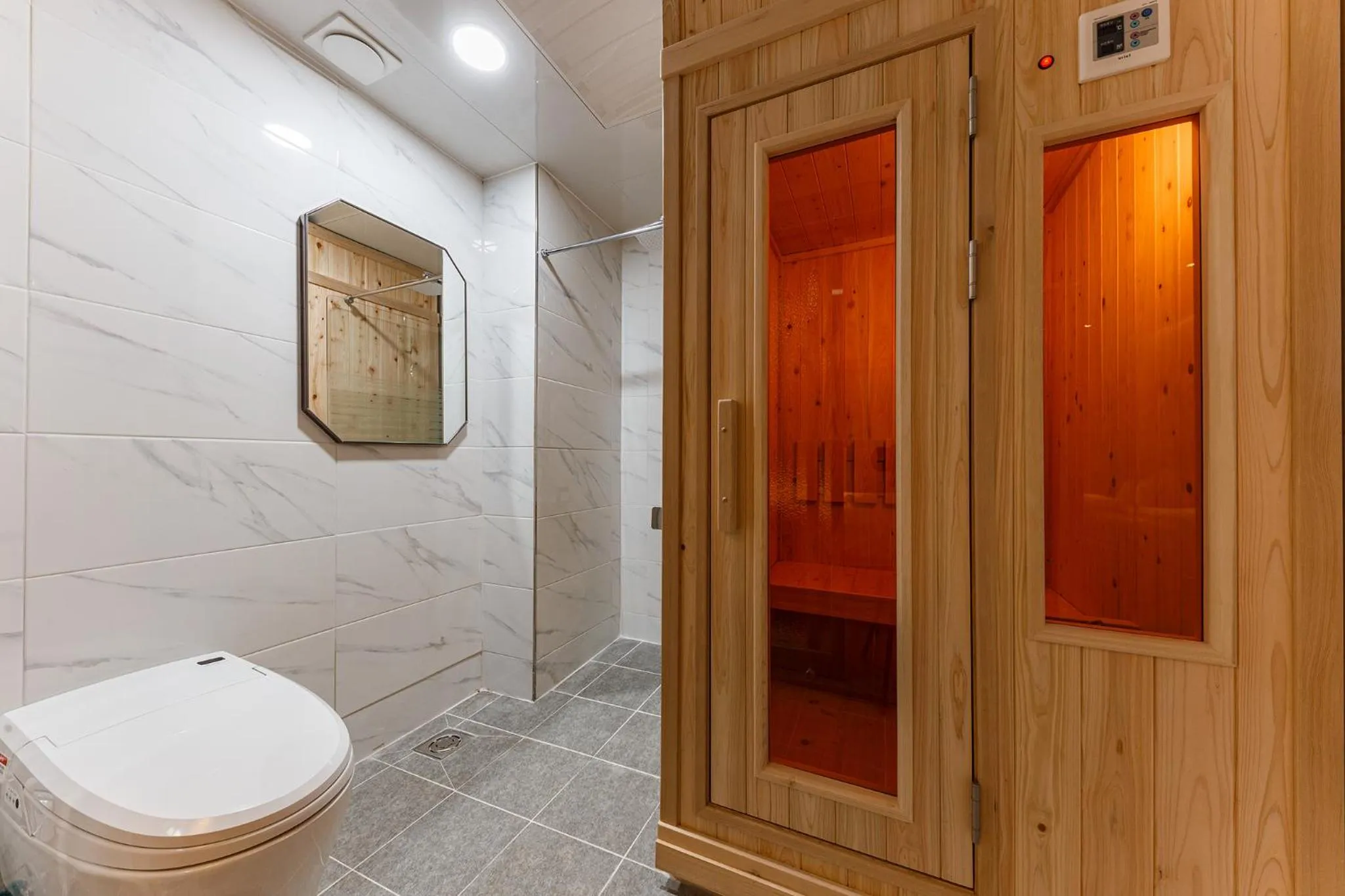 Shower in Hotel the Rest