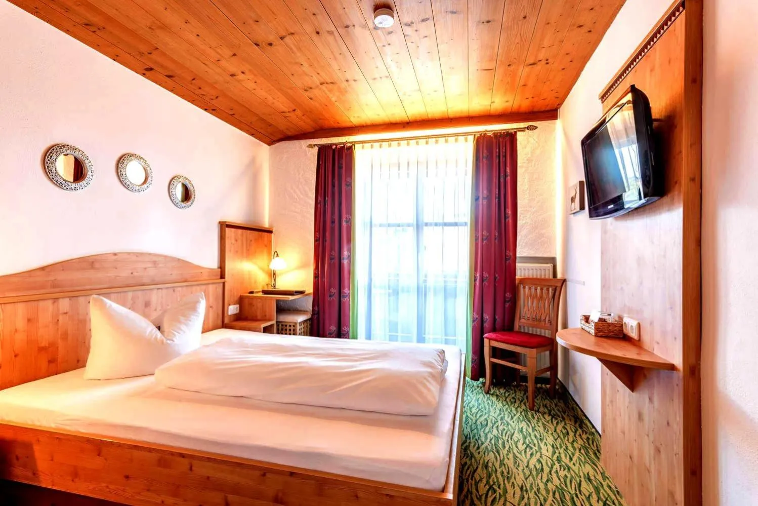 Bed in Das Maximilian - Feines Landhotel am Schliersee