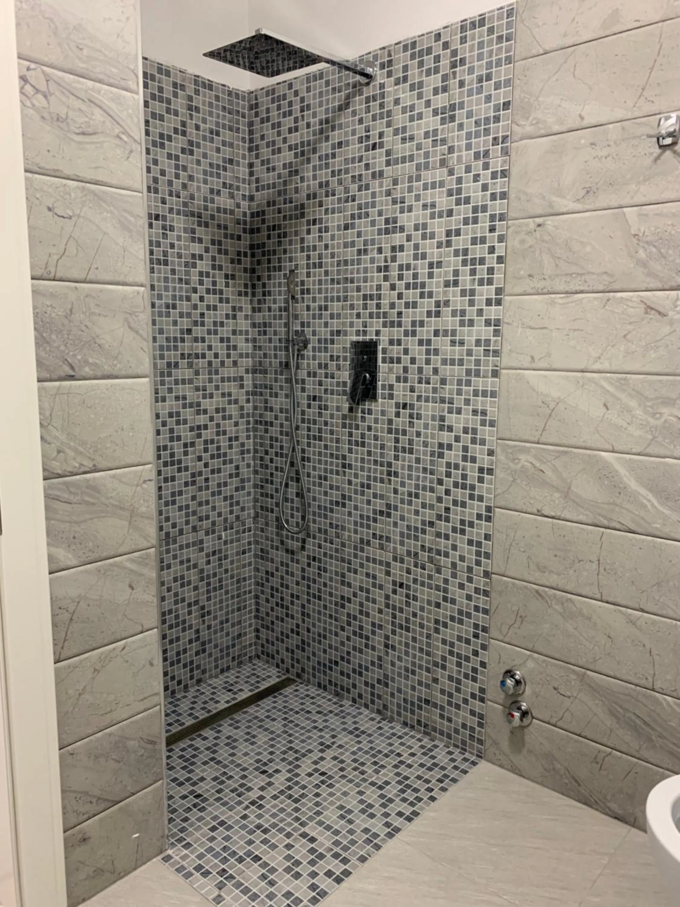 Shower in Hotel Jurgen