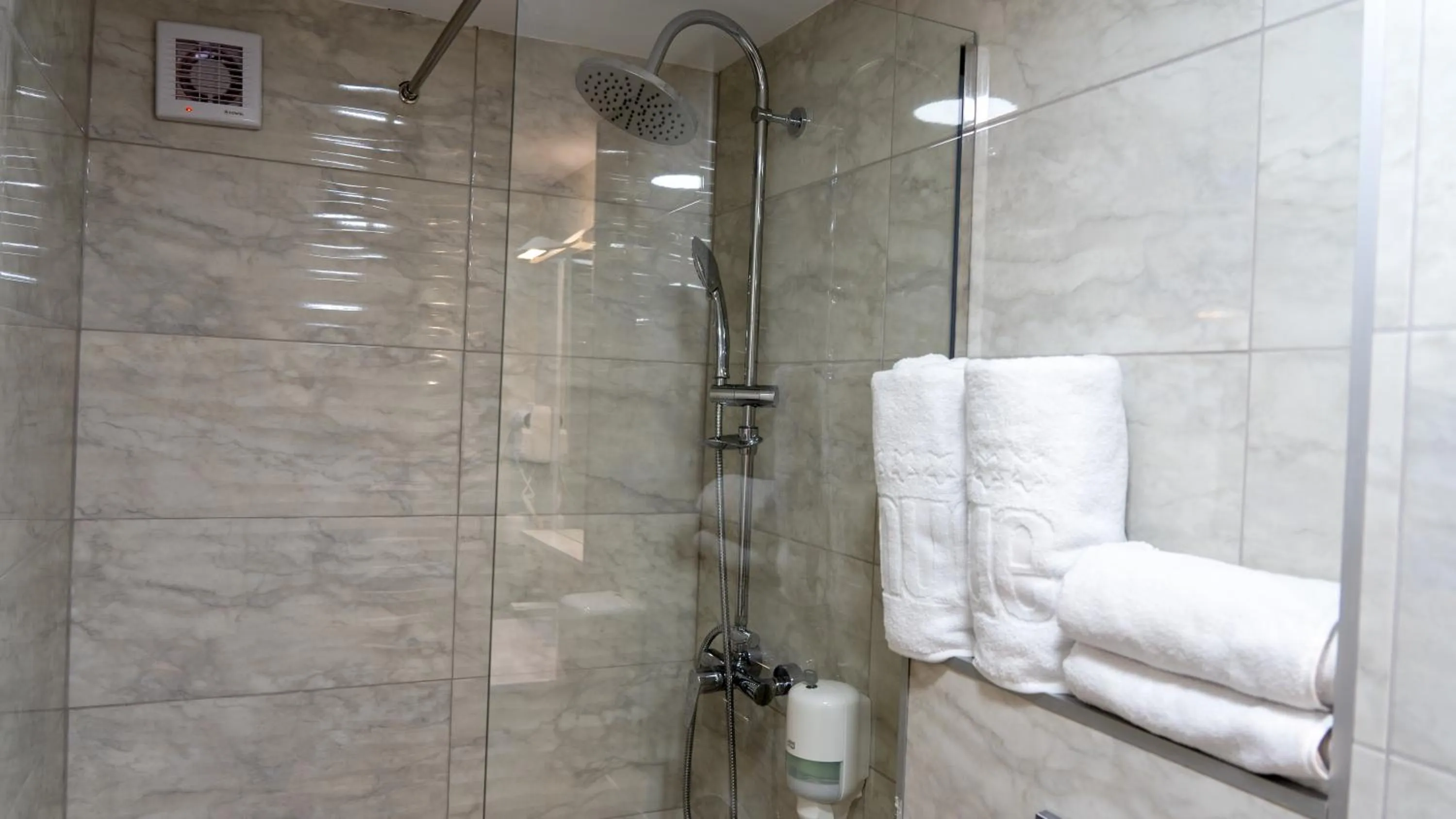 Shower in Avenue Venus - Avenue Hotels
