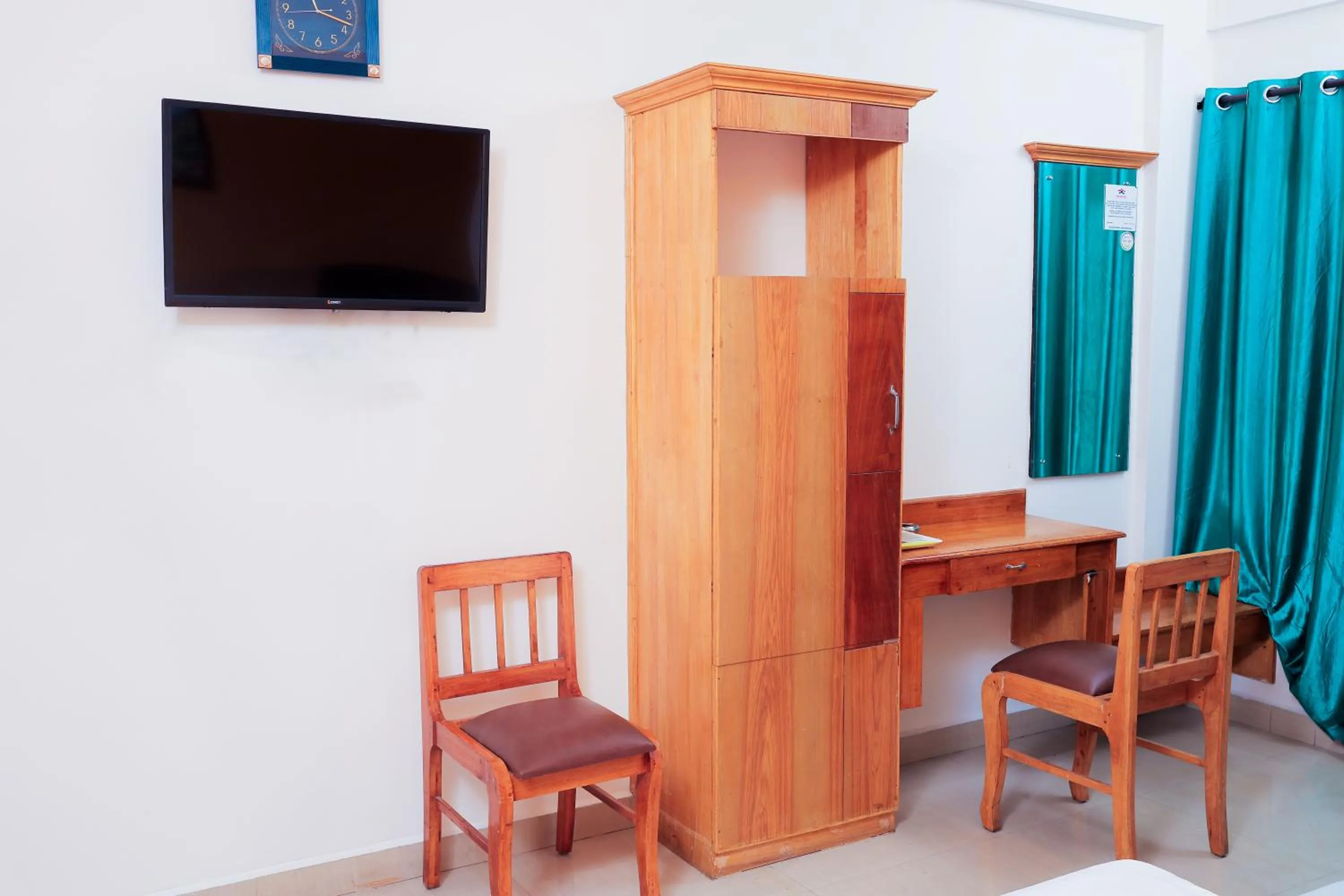 Communal lounge/ TV room in A V Residency