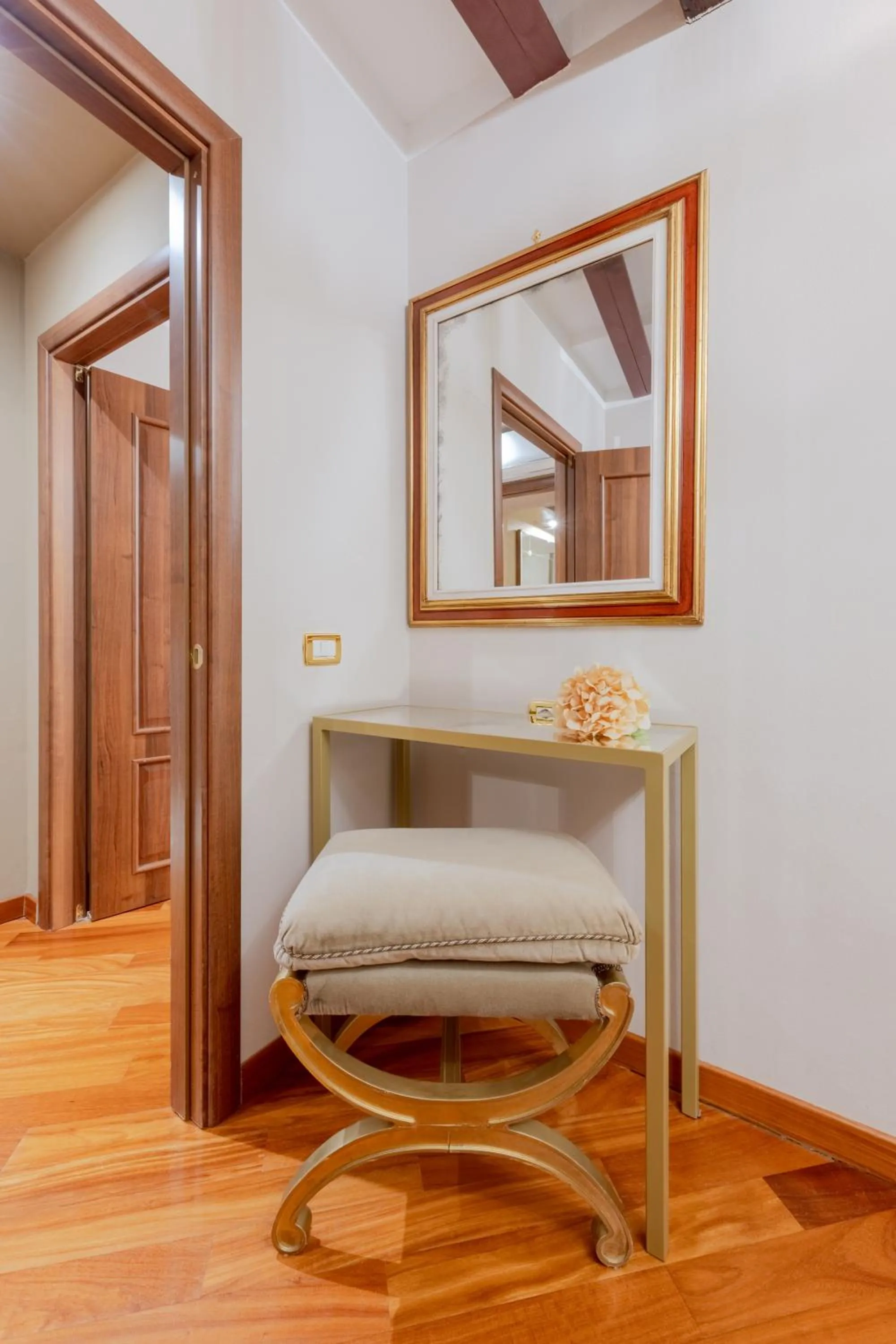 Decorative detail in Cà dell'arte Suite