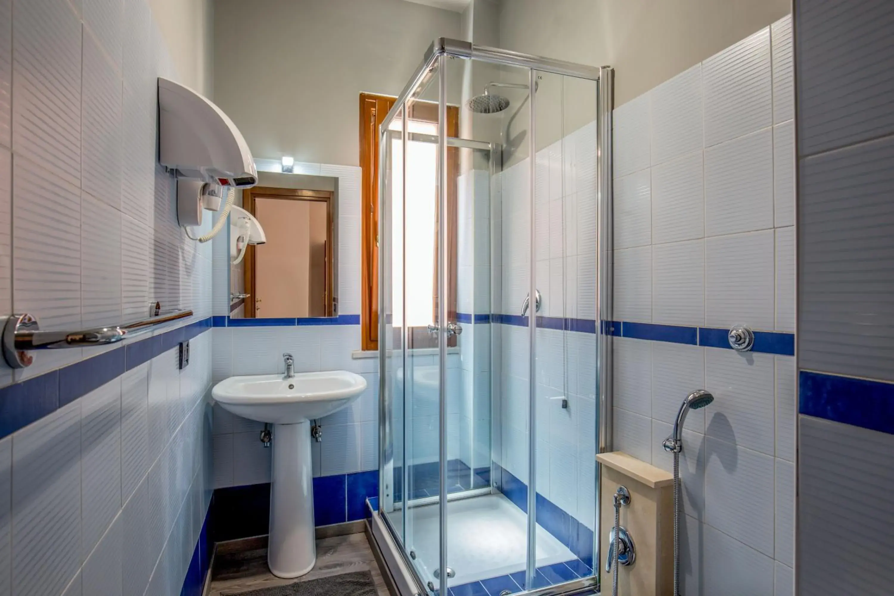 Bed in 4-Bed Female Dormitory Room with Private Bathroom in Free Hostels Roma Bed in 4-Bed Female Dormitory Room with Private Bathroom in Free Hostels Roma